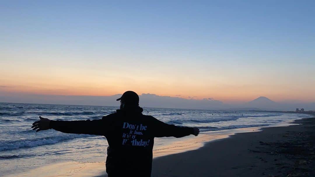 はねゆりさんのインスタグラム写真 - (はねゆりInstagram)「Beach Side Happy Side😋 #internationalcouple #shonan #shonanlife #beachlife」11月18日 22時39分 - chichi_desu