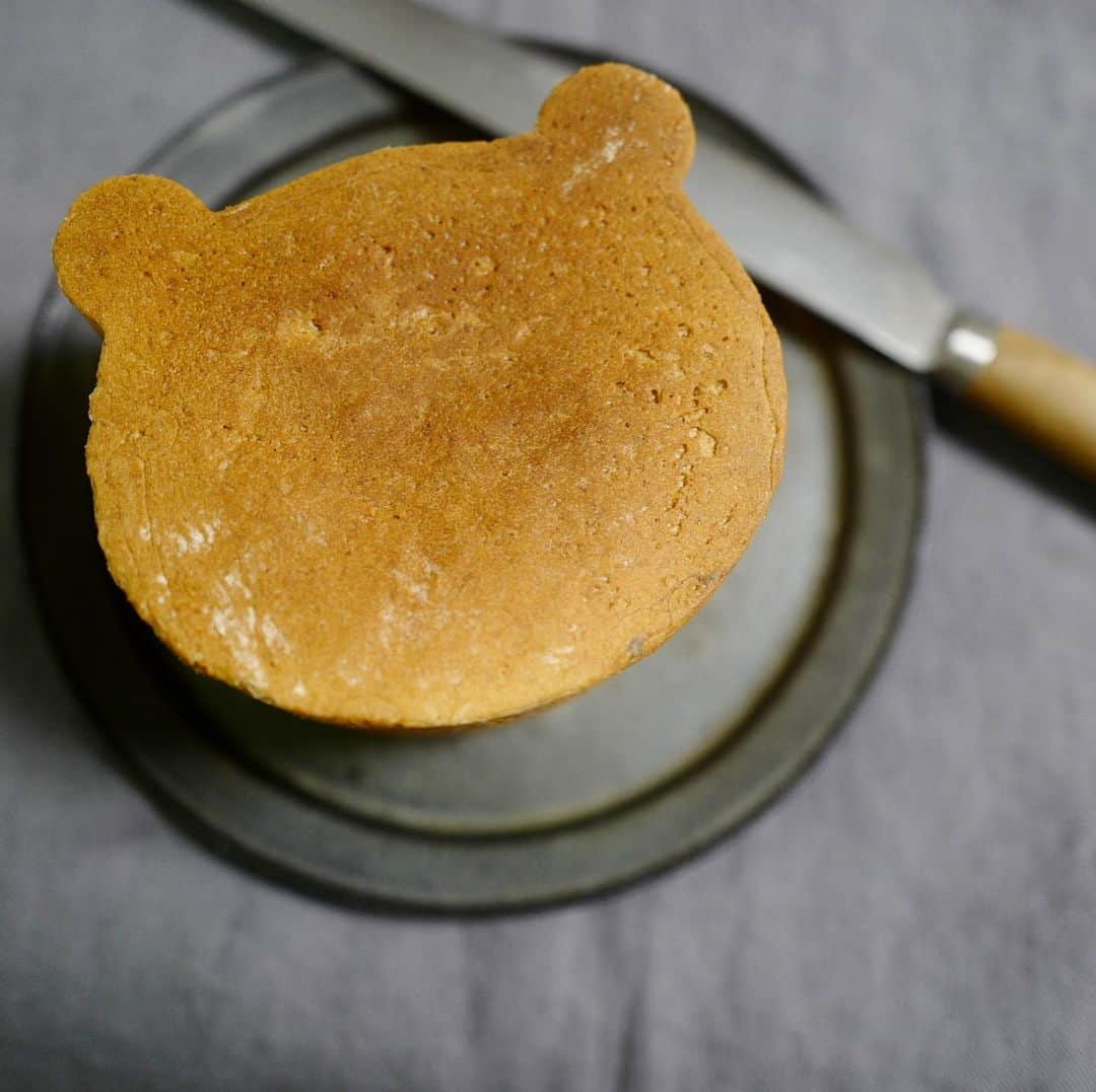 安田美沙子さんのインスタグラム写真 - (安田美沙子Instagram)「ついに！クマさんの型でパン作りました🍞 ブラウンブレッドフラワーや、全粒粉、オリーブオイル、低脂肪乳で作ったパン。 生地まではHBで作りましたが、初めて使った型の割に上手く行った🤍 息子は言うまでもなく、大喜び。なぜか「パンダ！」と叫んでいたけど。。 . . . 最後の写真はうちのくまさんみたいなはんな。兄のいない隙に散歩。エレベーター渋滞。笑 . . . 明日は夜19:30ごろからインスタライブやります！ お知らせがあるので。。もし良かったら見てください🤍 . . . お弁当仕込んで寝ます。おやすみなさい⭐💤 . . . #bread #bear #hb #homemade #healthy #みさこクッキング　#忠房 #くまさん　#パンダさん #hanna #baby #smile」11月18日 22時39分 - yasuda_misako