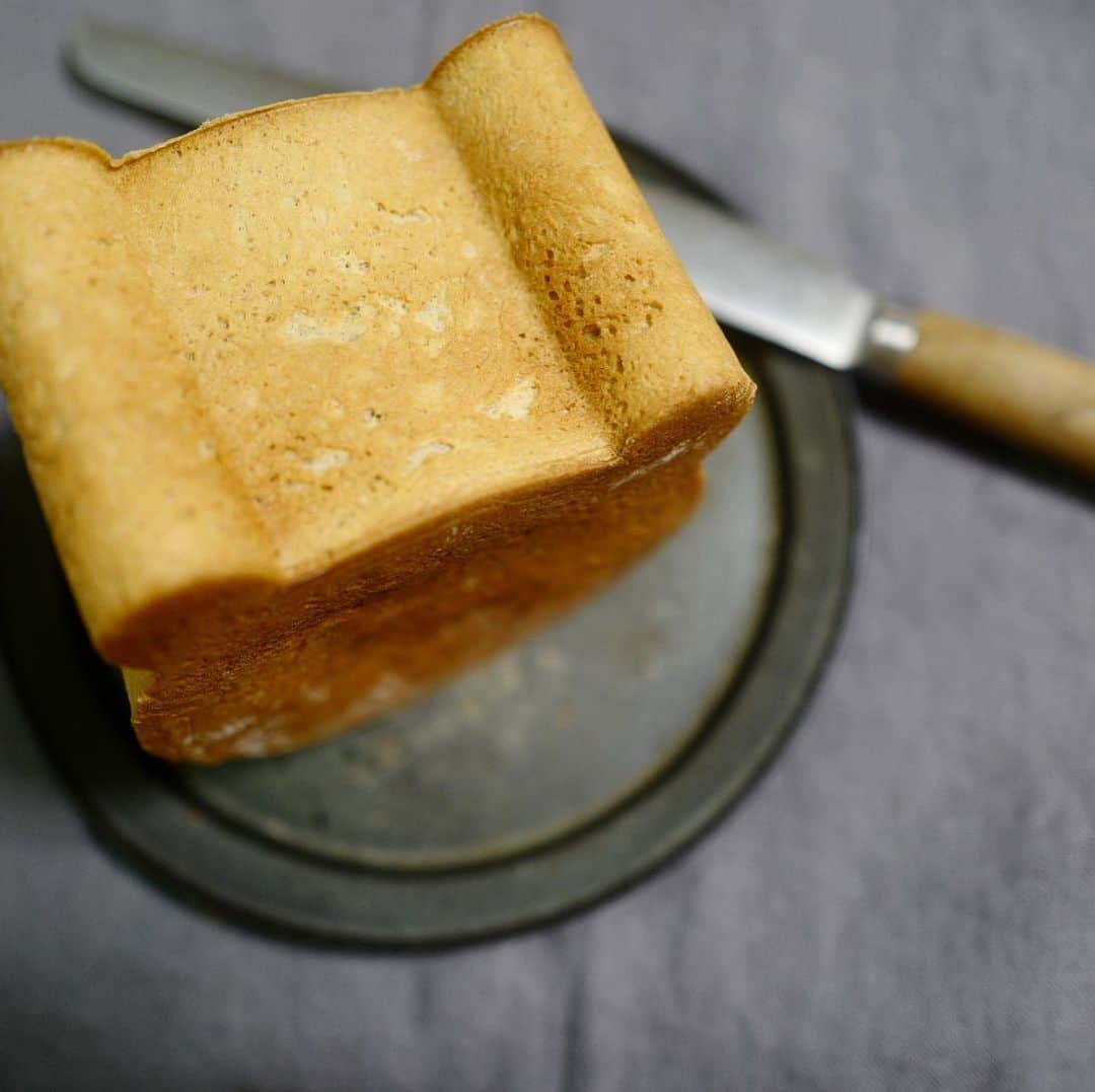 安田美沙子さんのインスタグラム写真 - (安田美沙子Instagram)「ついに！クマさんの型でパン作りました🍞 ブラウンブレッドフラワーや、全粒粉、オリーブオイル、低脂肪乳で作ったパン。 生地まではHBで作りましたが、初めて使った型の割に上手く行った🤍 息子は言うまでもなく、大喜び。なぜか「パンダ！」と叫んでいたけど。。 . . . 最後の写真はうちのくまさんみたいなはんな。兄のいない隙に散歩。エレベーター渋滞。笑 . . . 明日は夜19:30ごろからインスタライブやります！ お知らせがあるので。。もし良かったら見てください🤍 . . . お弁当仕込んで寝ます。おやすみなさい⭐💤 . . . #bread #bear #hb #homemade #healthy #みさこクッキング　#忠房 #くまさん　#パンダさん #hanna #baby #smile」11月18日 22時39分 - yasuda_misako