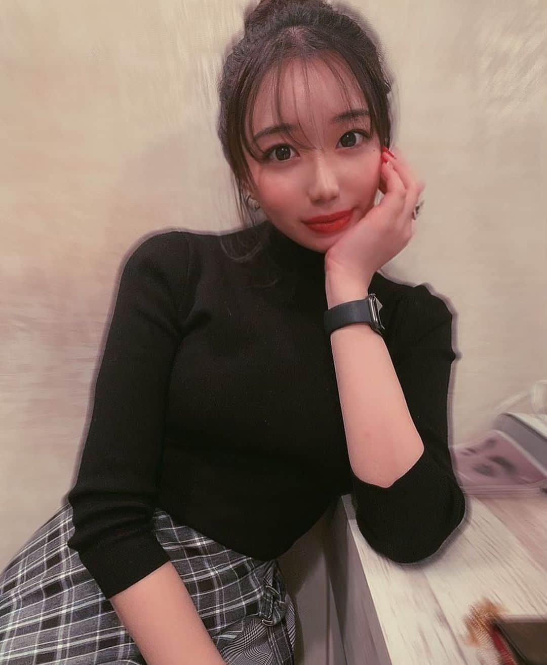 秋本鈴果のインスタグラム：「だんごたん❄️🤍❄️🤍 . .  #me#my#selca#‪make#cosme#ootd#fashion#snidel#photo#follow#followme#instalike#instagood#trip#美容#美容院#サロン#カラコン#冬コーデ#冬メイク#いいね返し#ダイエット#くびれ作り #モデル#グラビア#ファッション#ライブ配信#おだんごヘア#フォローミー」