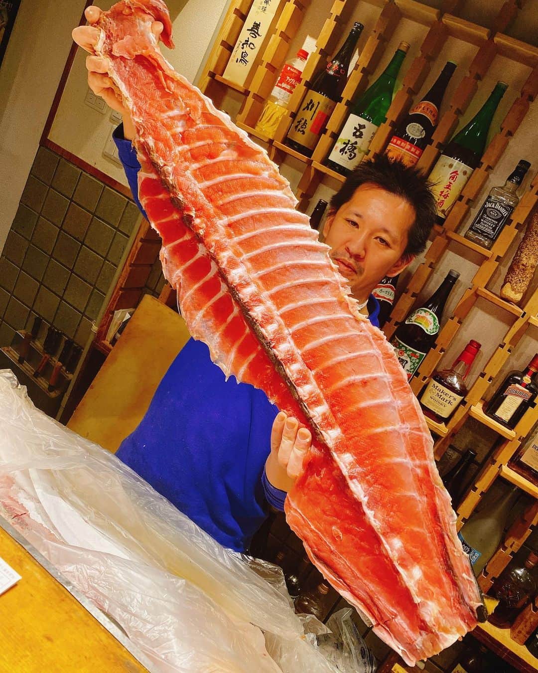 本間昭光のインスタグラム：「中落ちを削ぎ落とす前のマグロ🐟 河岸頭@築地」