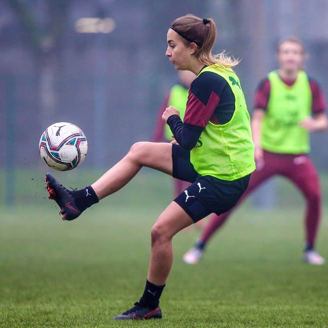 ACミランさんのインスタグラム写真 - (ACミランInstagram)「Final touches ahead of the Coppa Italia game 💪 #CesenaMilan #FollowTheRossonere #SempreMilan」11月18日 22時34分 - acmilan