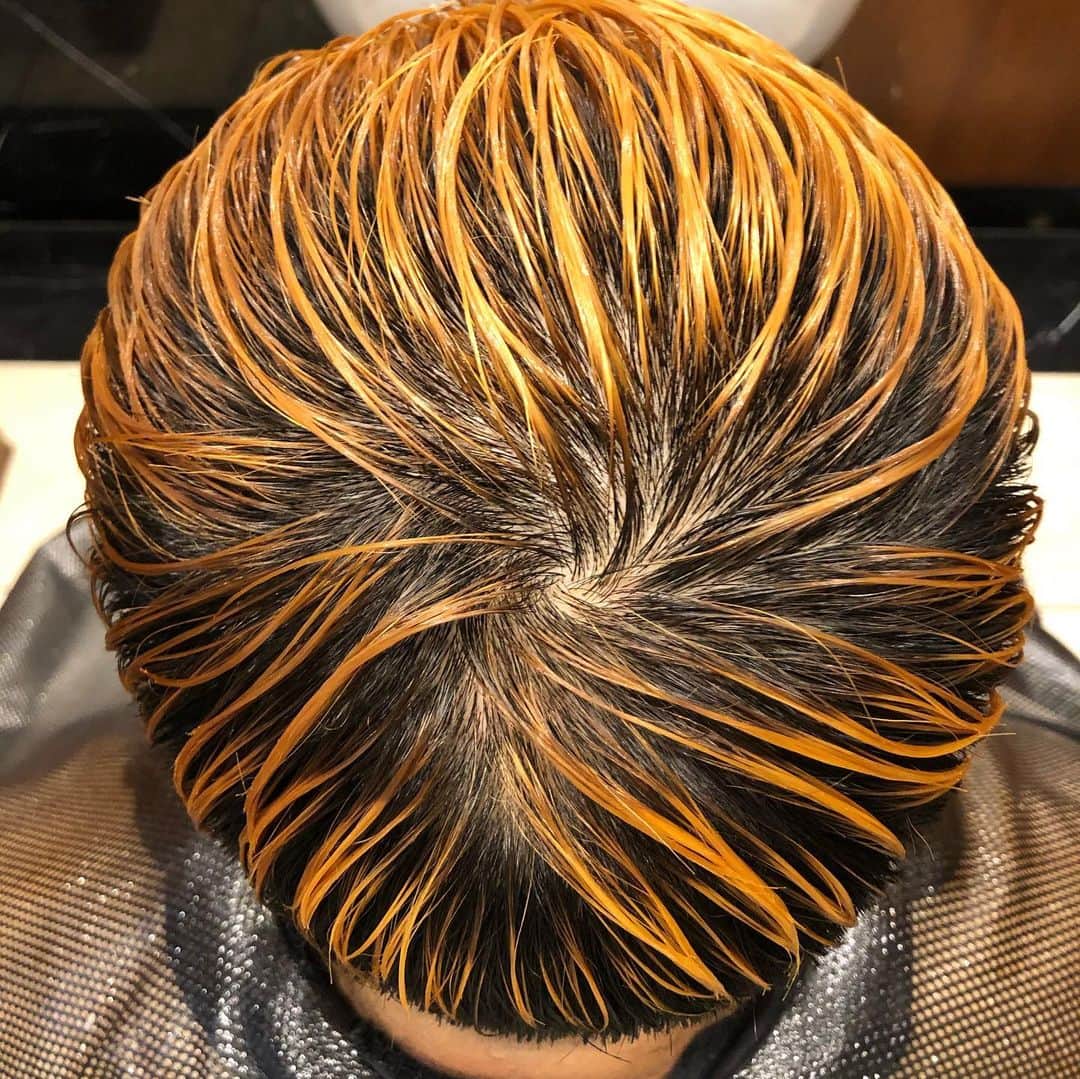 畠山健介さんのインスタグラム写真 - (畠山健介Instagram)「💇🏻‍♂️💆🏻‍♂️  髪、切りました。 髪、染めました。(←人生初)  5枚目はBeforeです！  #ラグビー #rugby #髪 #Hair #人生初 #髪染めました #銀 #銀髪 #Sliver #カラーリング #Coloring」11月18日 21時05分 - hatake03