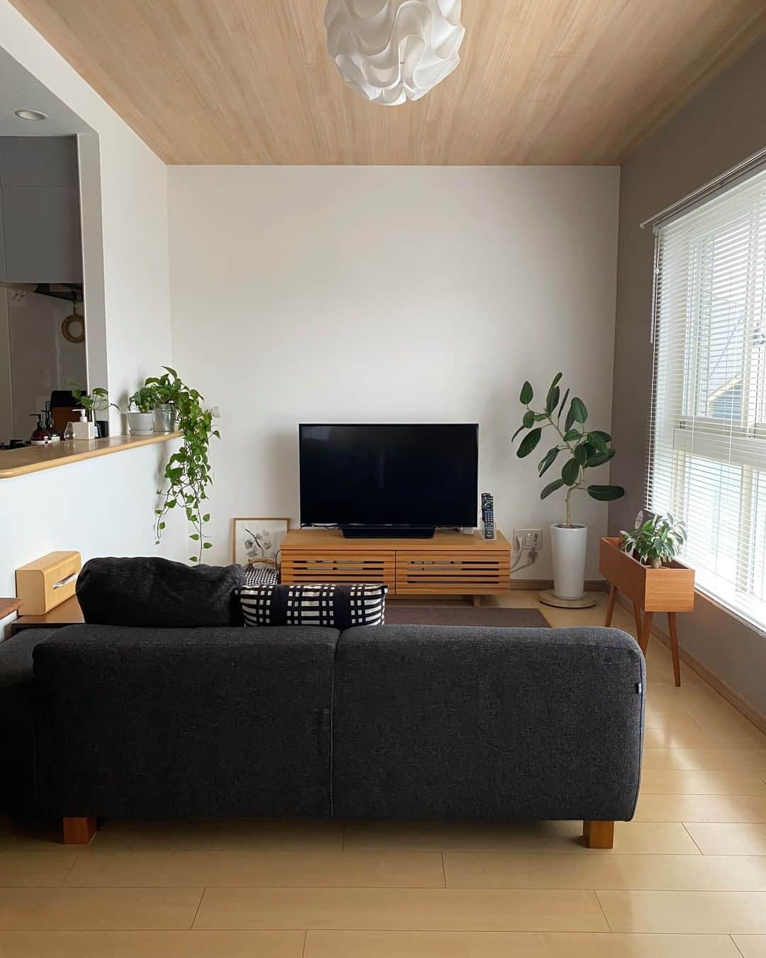 ムクリ［mukuri］さんのインスタグラム写真 - (ムクリ［mukuri］Instagram)「「家具の配置、色のバランス、もの選び」直感ではなく慎重に。リビングダイニングのインテリア〜2LDKの賃貸暮らし（mari_ppe_さん）﻿ ﻿ 今年3月にご主人の転勤で賃貸マンションへ引越しされたmariさん。﻿ ﻿ 転勤族であることから、大きな家具はそのまま使用できるように考え、買い足す家具は使用している家具とのバランスを見て購入するように決めているそう。﻿ ﻿ 賃貸歴20年で初めて取り入れたダイニングテーブルや椅子は、以前ムクリでご紹介したコラムを参考に動線まで考えてセレクト。﻿ ﻿ 新しい部屋のために真っ先に選んだものから、インテリアで特にこだわっている点まで具体的にお話してくださっています。﻿ ﻿ 清潔感がありながら落ち着いた雰囲気も感じるmariさんのインテリア作りのコツ、ぜひご覧くださいね♩﻿ ﻿ @mari_ppe____ さん、ありがとうございました！﻿ （編集：kaori）﻿ ﻿ ▶詳細はプロフィールのURLよりご覧ください﻿ プロフィールはこちらから﻿ @mukuri_official ・﻿ ﻿ ﻿ #賃貸#賃貸インテリア#キッチン#台所#kitchen#無印良品#アパート #賃貸アパート #北欧インテリア #インテリア #シンプルインテリア #interior #マイホーム #家 #おうち #住まい#マンション #収納 #整理整頓 #シンプルライフ #日々の暮らし #暮らし #暮らしを楽しむ #丁寧な暮らし #暮らしを整える #賃貸暮らし#マンション暮らし#くらしの編集#ムクリ」11月18日 21時06分 - mukuri_official