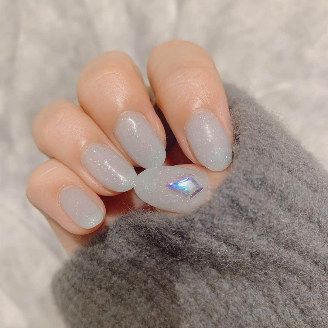 小池優奈のインスタグラム：「グレーだけど水色っぽくも見える💎やっぱシンプルなの好きだな。 #nail #graycolor #キラキラネイル #シンプルネイル #ネイル #秋冬ネイル #ジェルネイル #gelnails」
