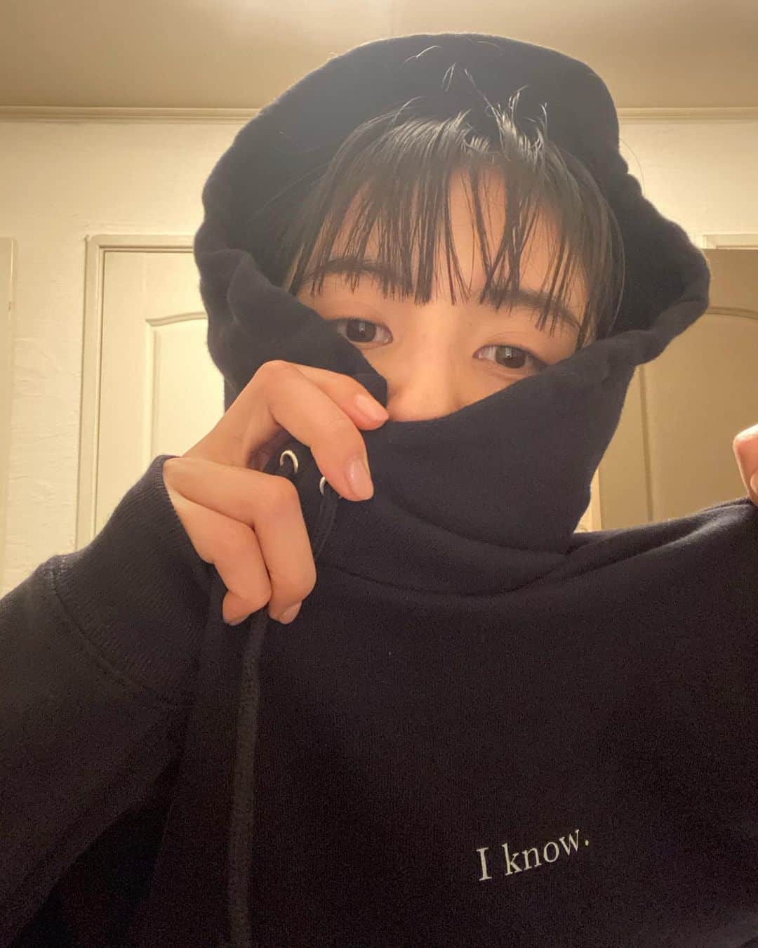 ラブリのインスタグラム：「お待たせしました、お知らせです🌍 この度、白濱イズミAmazonとコラボレーションしました〜👏👏  「I know 」シリーズです。  "私達は探さなくても本当は知ってる"  今地球で起きてることは、私や私達は知ってることだと伝えたかった。細胞は気づいてる🌍意味のあるものを無駄なく作りたいということで受注生産です。  知っての通りAmazonなので すぐ届きます。笑  私も注文して次の日届きました。  サイズは男女いけます。 私はL買ったけどもうワンサイズ大きくてもよかったかも？ 色は、黒、白、グレー。  ちなみにTシャツはキッズサイズもあります。親子で着てね💖彼と着てね💖んんん  みんなでI knowしましょう🌍 言葉を着よう🌍  #Amazon #Amazonmarch #お気に入りのアートを着よう  ストーリーからも、 Amazonで【I know】で 探すか、もしくは【白濱イズミ】で 出てくるよ💫💫」