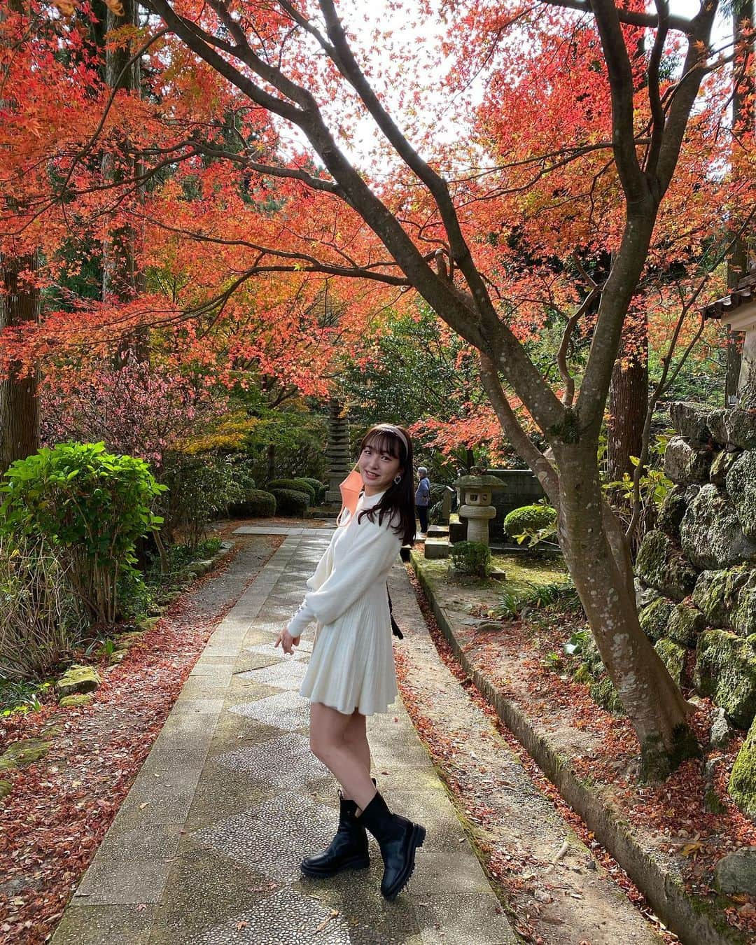 田島芽瑠さんのインスタグラム写真 - (田島芽瑠Instagram)「お仕事前に家族で雷山に紅葉見に行った🍁  樹齢約400年と言われている大楓の紅葉の絨毯がめちゃくちゃ綺麗だった〜！ 今年は見れないかと思ったから滑り込みセーフでした😂 観音様にもご挨拶できました！  もうすぐ秋も終わっちゃうね😧はやすぎ😧  #紅葉 #紅葉狩り #紅葉🍁 #紅葉スポット #雷山 #雷山千如寺大悲王院 #雷山観音 #雷山千如寺」11月18日 21時07分 - meru_chan_official