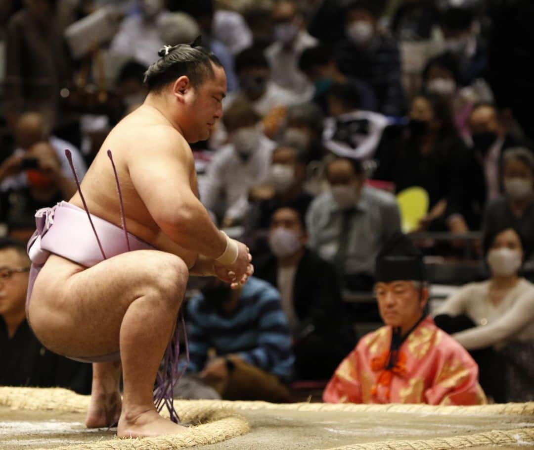 日本相撲協会さんのインスタグラム写真 - (日本相撲協会Instagram)「大相撲十一月場所、11日目。 大関 貴景勝、平幕の志摩ノ海が1敗を守り、2敗で追うのは照ノ富士、竜電。 全力士の全身全霊、ぜひ国技館で見届けてください‼︎  @sumokyokai  #大相撲 #sumo #相撲 #力士 #お相撲さん #japanphoto #sumowrestlers #japanculture  #十一月場所 #11月場所 #東京 #11月は東京で #塩 #貴景勝 #照ノ富士 #翔猿 #遠藤 #炎鵬 #明生 #千代の国 #若隆景 #琴恵光」11月18日 21時07分 - sumokyokai