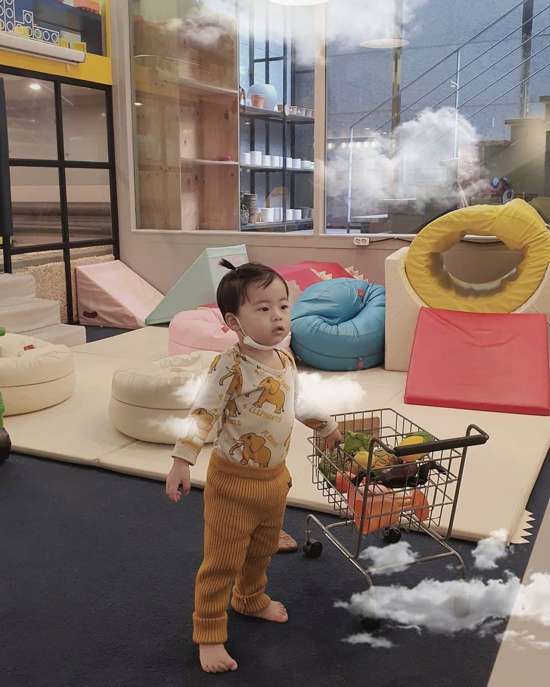 ミン・ヨンウォンのインスタグラム：「너의 천국 Day1 + Day2 . 월요일은 압구정 모임 ㅡ 팡팡? 점프 넘 마니하고 하늘이 하얀색으로 변함...  힘들어서.. 깜빡하고 사진 한장찍음ㅋ  💙💚❤ 타리아언니, 하영씨 눈망울 초롱초롱 재윤이 형아랑 👬  #사진못찍어서아쉽😢 . 화요일 오리지널 모임 ㅡ 육아 달인 지안맘, 처녀인데도 육아달인 미셰르언니 ㅋㅋㄱㅋㅋ 🧡💜💚 #🙆🏻‍♀️ . . . 민서야.. 서울와서 키카 부시고 가자!! 너가 너무 신났는지.. 오늘은 낮잠도 잘 안자고.. 집에와서 조기에 뻗음..쌩유!! #신나게살자 #스마트브릭키즈카페 #20갤아기 #먹방 #푸드파이터#먹방요정  #사랑해  #육아일기 #신혼일기 #육아맘 #육아소통 #일상 #소통 #맞팔 #데일리 #황금돼지띠아들 #오오티디  #베이비스타그램  #babyboy」