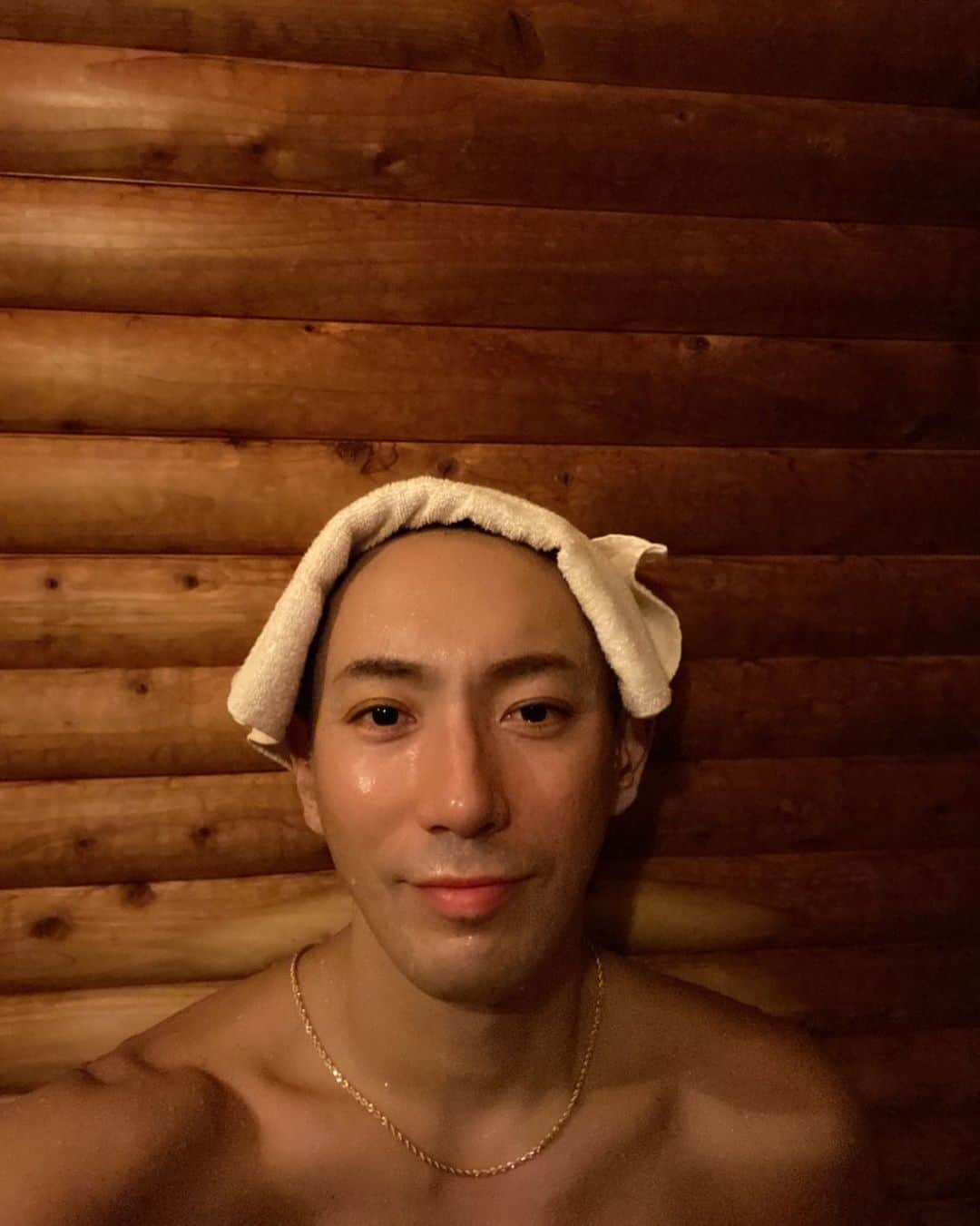 市川海老蔵 （11代目）さんのインスタグラム写真 - (市川海老蔵 （11代目）Instagram)「Wrapping up the day at sauna🧖‍♂️  My boy’s playing around with a sword haha. Be careful-💦  Hakataza Theater performance is one more week to go... It’s a memorable Hakataza stage for me.  Now to prepare for tomorrow. * 1日のしめに サウナ🧖‍♂️  刀もって 遊んでるのね笑笑。 気を付けろよー💦  博多座公演も後 1週間。。 私にとって 思い出に残る博多座公演です。  明日に備えよう。  #市川海老蔵 #海老蔵 #成田屋 #歌舞伎  #和 #日本文化 #ABKAI #ABMORI #ebizoichikawa #ebizo #kabuki #kabukiza #thunderparty #ebizotv #theater #theaterarts #actor #japan #classic  #kabukiactor」11月18日 21時08分 - ebizoichikawa.ebizoichikawa