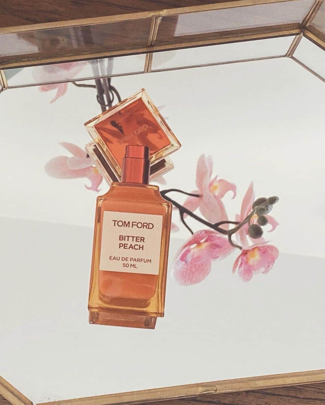 タヤ・ロジャースさんのインスタグラム写真 - (タヤ・ロジャースInstagram)「Expanding my @TomFordBeauty scent collection with their newest Private Blend 🍑 Tom Ford Bitter Peach - luscious, sensual, & sweet but flirty 😘 It may be a unisex scent but I’m not sharing 😉 Find your own & let me know how you love it 🍑✨   หลงรักน้ำหอมกลิ่นใหม่ล่าสุดในตระกูล Private Blend จาก @TomFordBeauty 🍑 Tom Ford Bitter Peach ✨ หอมมากๆ ใช้แล้วรู้สึกเซ็กซี่สุดๆ แต่ก็แอบขี้เล่น sweet but flirty 😘 คีย์โน้ตหลักเป็น Peche de Vigne Accord, Davana Oil, & Sandalwood-  เป็นน้ำหอม unisex (แต่จะแบ่งกันใช้หรือไม่ก็แล้วแต่ 😉) อยากให้ทุกคนได้ลองจริงๆค่ะ  ไปลองกันได้แล้วที่เคาน์เตอร์ Tom Ford ทุกสาขา หรือช้อปออนไลน์ได้ที่ Central Online  @TOMFORDBEAUTY #TFBITTERPEACH #TFBEAUTY」11月18日 21時09分 - tayastarling