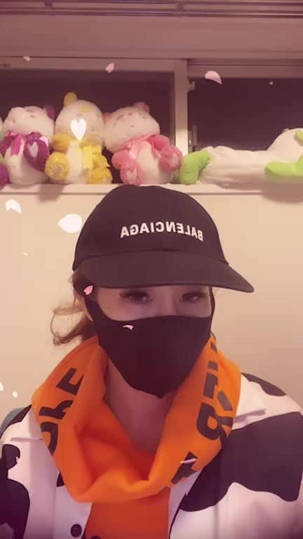 赤崎ティナ（西浦舞由美）のインスタグラム：「#ロードオブザリングス @rings.official____  1位通過or敗退 どちらかでした。 2位でも敗退でした。  ーーーーーーーーーーーーー 皆様のおかげさまで 暫定1位トーナメント進出が確定いたしました。 1位から途中３位まで落ち、不安のあまり泣きました。 ですが、皆様のお力添えの結果です！ 本当にありがとうございます。 まだ続きます。 いいものを提供していきます。 #赤崎ティナ #ありがとうございます #ママのダイヤモンド #インフルエンサー #influencerbattle #1位以外いらない #シンガーソングライター #モデル #CD無料配布 仕事から帰宅で変装のままで、申し訳ない😭 @freshtutiyama 🍊」