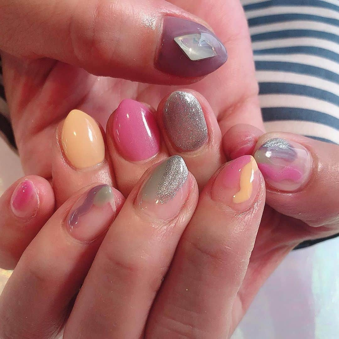 安村幸子さんのインスタグラム写真 - (安村幸子Instagram)「@ayuohashi とnail一緒になった日❤️ 　 @menail1201 素敵な場所😍 オリジナルカラーを使ったアシメネイルにしてもらいましたっ💋 新鮮な形と絶妙なカラーとデザインに今回も大満足😎♫  #ネイルの日 #nails #menail #ネイル #オシャレネイル #アシメネイル」11月18日 21時14分 - sachiko.y.523