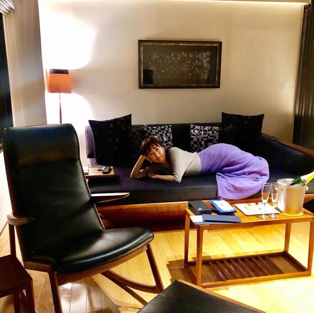 菊池良子さんのインスタグラム写真 - (菊池良子Instagram)「【#箱根旅行 】 ・ ・ おしゃれなインテリアに触れられるのも旅行の楽しさ♪ ・ ・ 1番欲しいと思った家具はゴロンと寝られるソファー（最後の写真） ・ ・ お部屋からは綺麗な紅葉が見られました🍁 ・ ・ お酒だけじゃなくてソフトドリンクもありますのでご安心を😊 ・ ・ お酒大好きな方、行ってみてください♨️ ・ ・ ・ でもまた暫く自粛します🏡 ・ ・ #酒好き　#旅行　#インテリア　#barhotel香山　#trip #announcer #fashion #frayid  #ダラダラ ・ ・ #旅行記　おしまい😊お付き合い頂きありがとうございました♨️」11月18日 21時14分 - kikuryo627happy