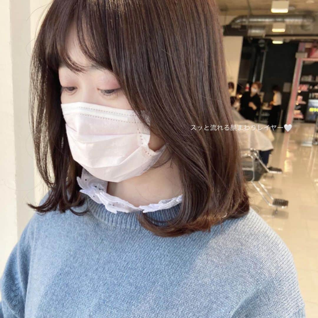 佃加菜のインスタグラム：「#スッと流れる顔まわりレイヤー🤍﻿ ﻿ 前髪から繋がるゆるいレイヤーで大人可愛らしく🤍﻿ ﻿ 後ろワンカールでも顔まわりのニュアンスでキレイめな印象になります♡﻿ ﻿ ﻿ "可愛い"から"可愛らしい大人"に🤍﻿ ﻿ カラーはマロングレー🤍﻿ ブリーチ無しで品の良い髪質に🤍」