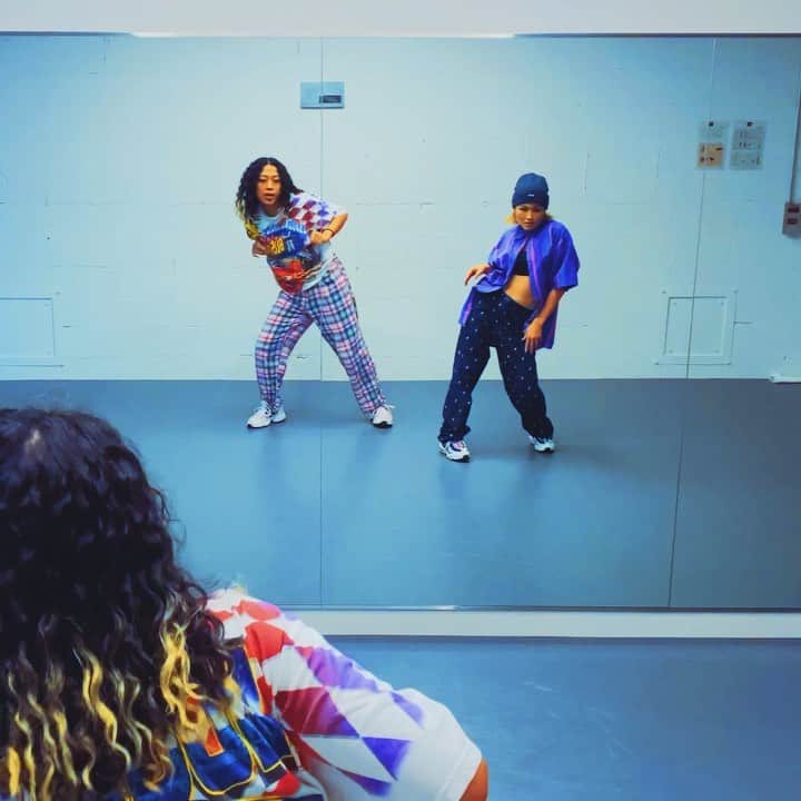 HARUKA MUTOのインスタグラム：「By Yourself @tydollasign @jheneaiko 🌹🌹  practice wiz @mihozoness 🦋🦋  誰かと一緒に踊るってやっぱ楽しいなぁってひしひしと感じた日💎🌹 時間に迫られ爆笑やったけど😂笑  踊って汗かいて喋り倒していい日だったなぁ。 同じマインドのMIHOと話すと本当気分アガル⭐️  次はオシャレして美味しいご飯でも食べに行こうね🌹 thank you MIHO✨ #harukamuto #mihozoness #choreography #tydollasign #byyourself #dance」