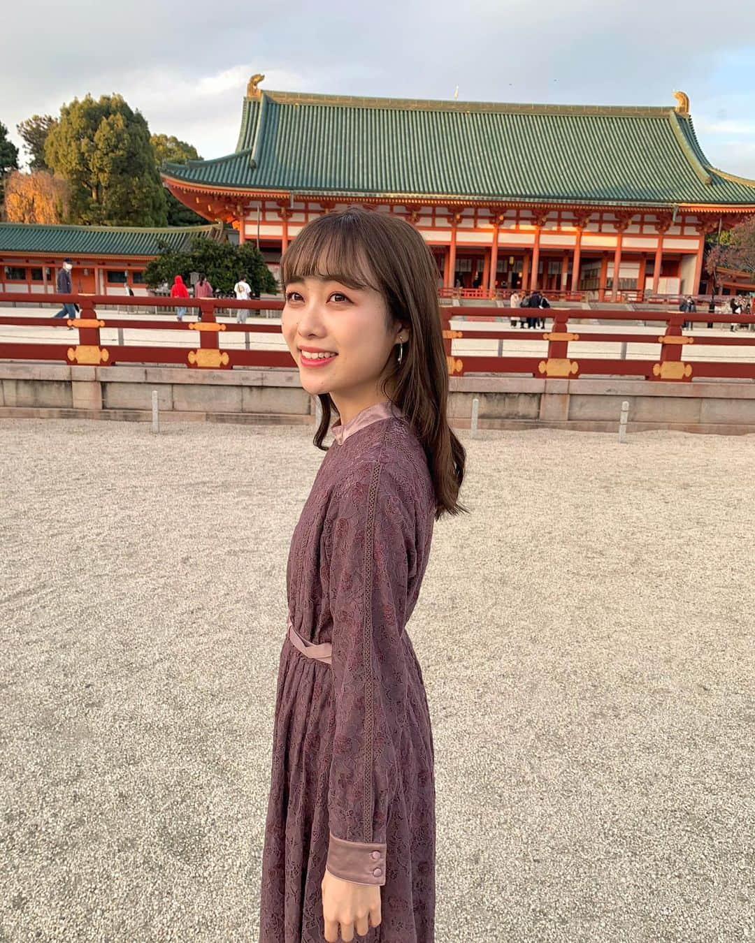 志賀可奈子さんのインスタグラム写真 - (志賀可奈子Instagram)「🍁 本日最後の投票して下さった皆さん、 本当にありがとうございました！✨  あとは今週末のファイナルイベントでの【当日票】 だけとなりました、、  ファイナルまであと4日❕ 最後まで応援していただけたら嬉しいです💪✨  写真は【私が今やりたかったこと⑦】のパワースポット巡りの一コマ⛩  ファイナル前ということで平安神宮に参拝しました✨ 紅葉がほんまに綺麗😚📸  -------------【大切なお知らせ】-------------  今年のミス同志社のファイナルイベントの詳細です👇  ・11/22(日)12:00〜15:00 ・SHOWROOM配信 ・当日票あり  是非最後を見届けて下さい☺️✨  . . .  #初めて企画  #ミスキャンパス同志社 #ミスキャンパス同志社2020 #ミスコン #ミス同志社 #京都 #京都観光 #平安神宮 #神社 #神社巡り #パワースポット #kyoto #紅葉」11月18日 21時17分 - kanapan_ya