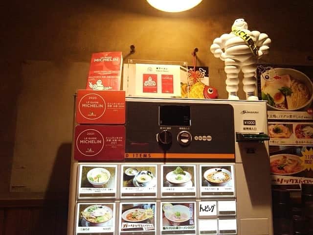 石原祐美子さんのインスタグラム写真 - (石原祐美子Instagram)「京都 #拳ラーメン の #羅臼昆布かけそば (冷) ぱっと見はシンプルすぎるほどシンプルな見た目ですが、満足度高すぎます(ﾟ艸ﾟ〃) ・ コシの強いツルッツルの麺をいただいた後、昆布の旨味あふれる澄みきったスープをかけてお茶漬け風にして食べるごはんもこれまた最高！！ ・ KBS京都「きらきん」のロケで門上武司さんに連れていっていただいて食べてからトリコです💕 ・ ・ #京鴨とノドグロ煮干しそば も絶品！！ ・ 他にもたくさんメニューがあるのに、最初に食べたこの二つがあまりにもおいしすぎて、ぜんぜん先に進めない💦 ・ 次行ったらまたこの二つのどっちか、もしくはどっちもを食べる気がしています😁 ・ ・ これほどに凄すぎるラーメンを提供されてるのに、こだわりを押し付けられることのない空気感と、来る人を包み込むような居心地の良さ。やさしい気持ちになれるスープも、店長さんの人柄が反映されてるように感じて、ほんと大好きです(*´ω｀*) ・ ・ #京都グルメ #ラーメン #京都ラーメン #京都市 #ラーメン大好き #kyoto #Michelin  #ミシュランガイド掲載店 #ミシュラン #ミシュラン京都大阪 #ミシュランビブグルマン #食べスタグラム」11月18日 21時17分 - chiki2johnny14