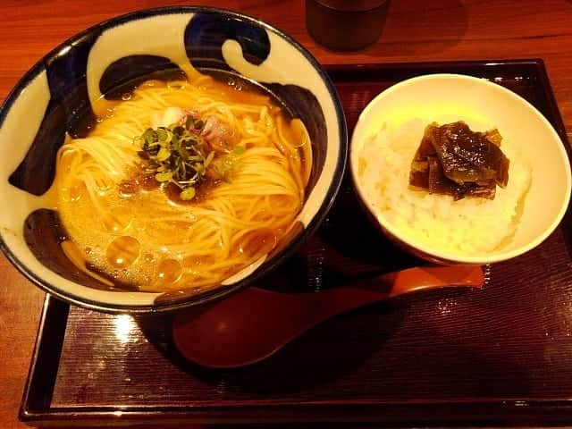 石原祐美子さんのインスタグラム写真 - (石原祐美子Instagram)「京都 #拳ラーメン の #羅臼昆布かけそば (冷) ぱっと見はシンプルすぎるほどシンプルな見た目ですが、満足度高すぎます(ﾟ艸ﾟ〃) ・ コシの強いツルッツルの麺をいただいた後、昆布の旨味あふれる澄みきったスープをかけてお茶漬け風にして食べるごはんもこれまた最高！！ ・ KBS京都「きらきん」のロケで門上武司さんに連れていっていただいて食べてからトリコです💕 ・ ・ #京鴨とノドグロ煮干しそば も絶品！！ ・ 他にもたくさんメニューがあるのに、最初に食べたこの二つがあまりにもおいしすぎて、ぜんぜん先に進めない💦 ・ 次行ったらまたこの二つのどっちか、もしくはどっちもを食べる気がしています😁 ・ ・ これほどに凄すぎるラーメンを提供されてるのに、こだわりを押し付けられることのない空気感と、来る人を包み込むような居心地の良さ。やさしい気持ちになれるスープも、店長さんの人柄が反映されてるように感じて、ほんと大好きです(*´ω｀*) ・ ・ #京都グルメ #ラーメン #京都ラーメン #京都市 #ラーメン大好き #kyoto #Michelin  #ミシュランガイド掲載店 #ミシュラン #ミシュラン京都大阪 #ミシュランビブグルマン #食べスタグラム」11月18日 21時17分 - chiki2johnny14