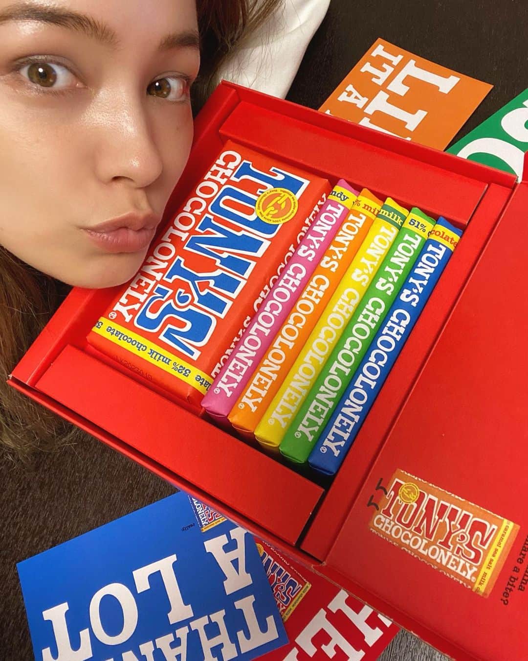 ステファニーのインスタグラム：「🍫🌈🌍🤝💕 ※ぜひ読んで欲しいです！↓  @tonyschocolonelyのPOPUPへ！ チョコレートが大好きな私は 正直今までチョコレートが作られる過程、 背景を考えたことがなかったのだけれど… カカオ農園で働く人々の多くが奴隷として 働いている人達だそうで、中でも子供がとても多い という事実を知り、みんなを幸せにしてくれるチョコレートの裏側に、とてもショックを受けました。 このトニーズチョコレートは、 そんな不平等な世界に手を差し伸べる為に作られたもので、スレイブフリーを目指しているそうです。 大好きなチョコレートを手にする時 そんな取り組みを行なっているチョコレートを 選びたい！と思えるようになり ただ、美味しくて可愛いだけではなく 胸が熱くなるようなエピソードにとても共感し、 私も力になりたい！と思いました。 POPUPは有楽町のマルイで行っています！ チョコレートが大好きなみんな！！ たくさんのフレーバーもあるし、 とても素敵な世界観のトニーズチョコレート 是非一度、トライしてみてください♡！ #love #chocolate #tonyschocolonely #crazyaboutchocolate #seriousaboutpeople #impact #pr #トニーズチョコロンリー」