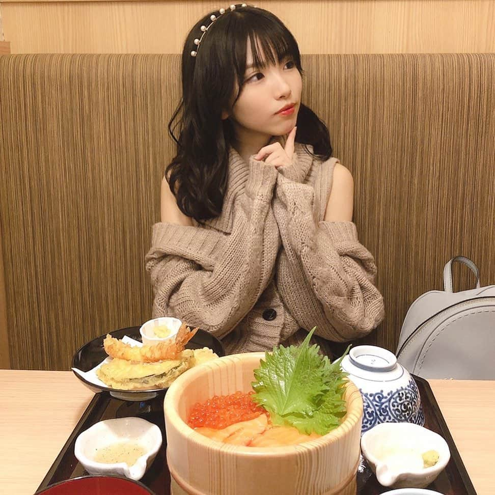 百合香（yurika）のインスタグラム：「幼馴染と海鮮食べた  #海鮮丼 #美味しかった」