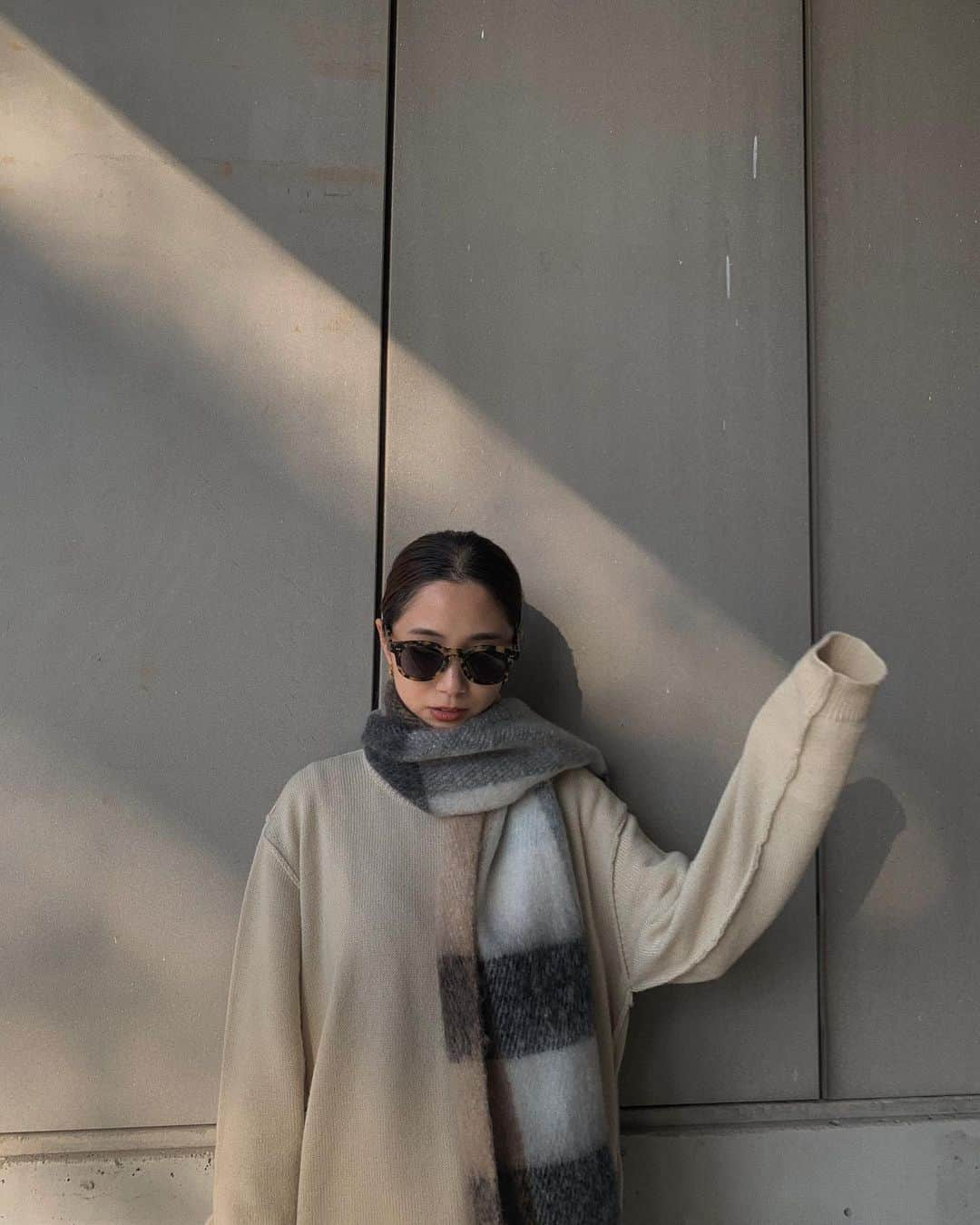 伊地知朋子さんのインスタグラム写真 - (伊地知朋子Instagram)「____ @varet_street の “check scarf“🧣 ✔︎肌触り良し ✔︎温かい ✔︎程よい厚み 秋冬のお洋服に映えますな♡ . 11/23(mon)21:00- 入荷 color:GREY×BEIGE / NAVY×BEIGE(2色) price:6,300(+tax) _________________ #varet_street #winter」11月18日 21時18分 - tomoko_urbanbobby