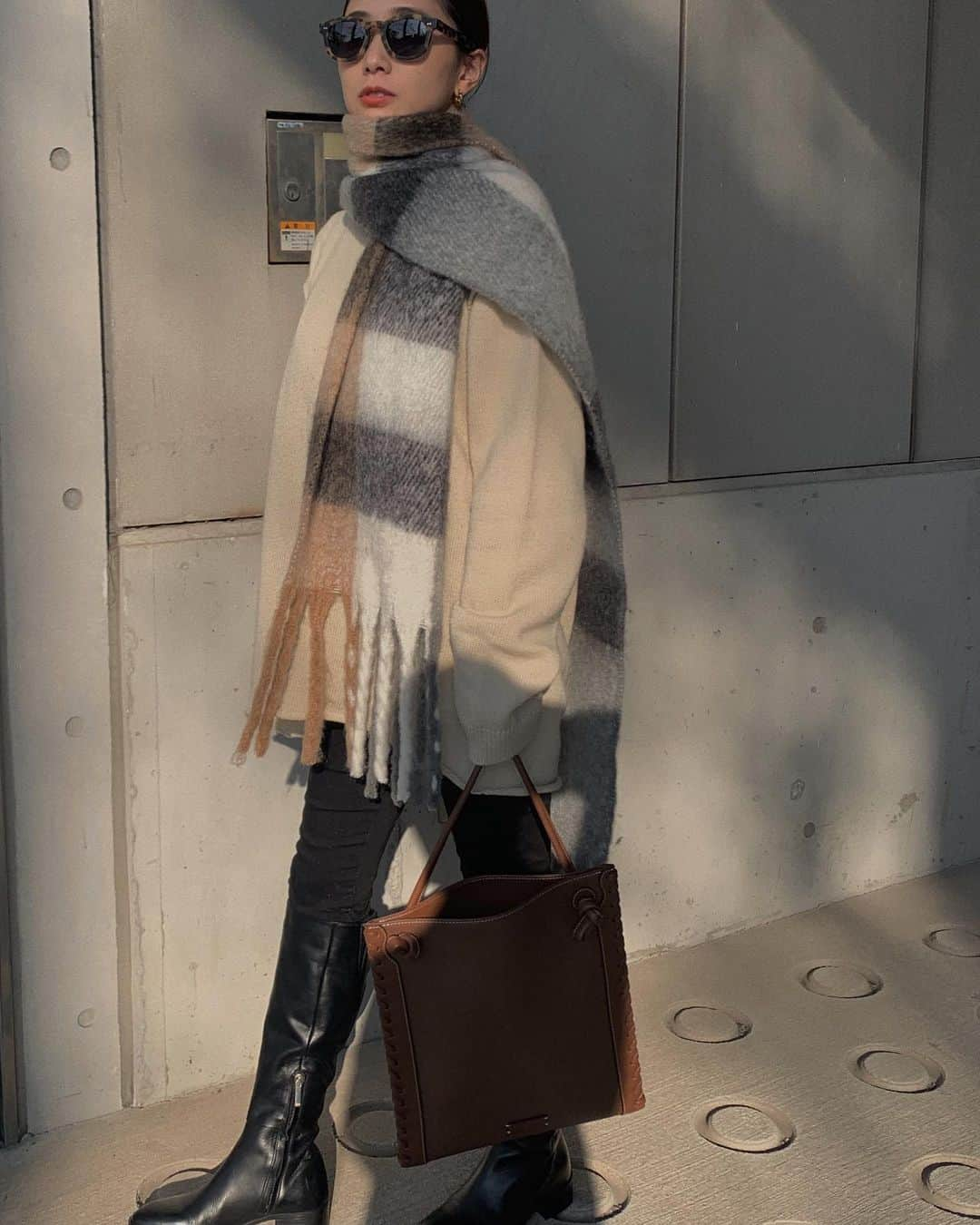 伊地知朋子さんのインスタグラム写真 - (伊地知朋子Instagram)「____ @varet_street の “check scarf“🧣 ✔︎肌触り良し ✔︎温かい ✔︎程よい厚み 秋冬のお洋服に映えますな♡ . 11/23(mon)21:00- 入荷 color:GREY×BEIGE / NAVY×BEIGE(2色) price:6,300(+tax) _________________ #varet_street #winter」11月18日 21時18分 - tomoko_urbanbobby