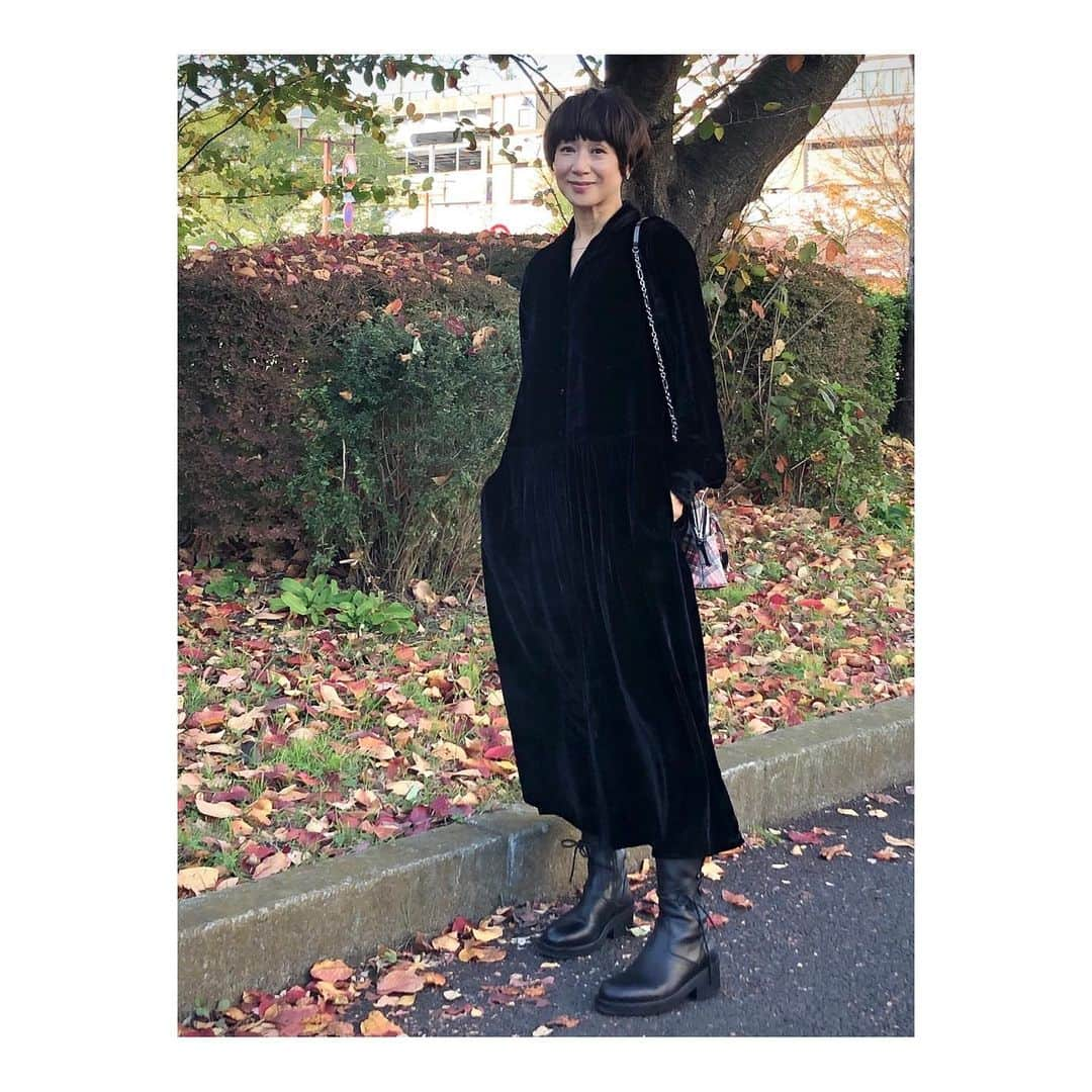 黒田知永子さんのインスタグラム写真 - (黒田知永子Instagram)「. 今の季節にぴったりで、ここ最近1番よく着ているワンピース☺︎ 写真だとわかりにくいですが、ベルベットの光沢がお気に入り。  #mm6maisonmargiela  #palejute  #黒田知永子  #chiekokuroda」11月18日 21時19分 - kuroda_chieko