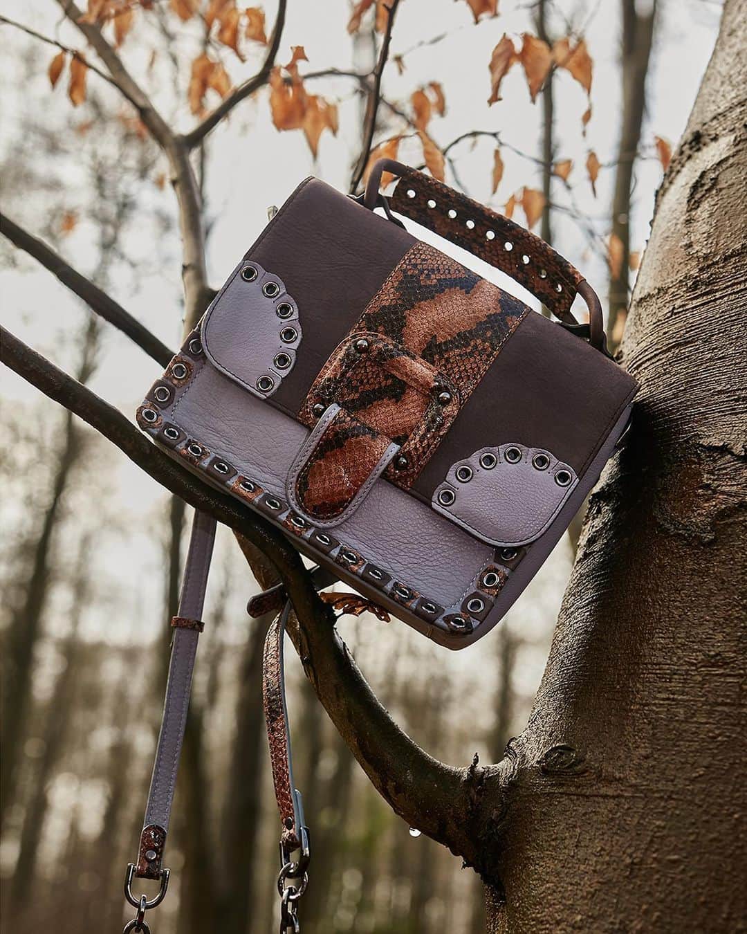 ジャマンピュエッシュのインスタグラム：「Grim is an elegant cross-body bag featuring a subtle mix of delicate flowers and a wide belt with an exotic snakeskin print. Find it on our website and profit from free worldwide delivery with the code FREESHIPPING」