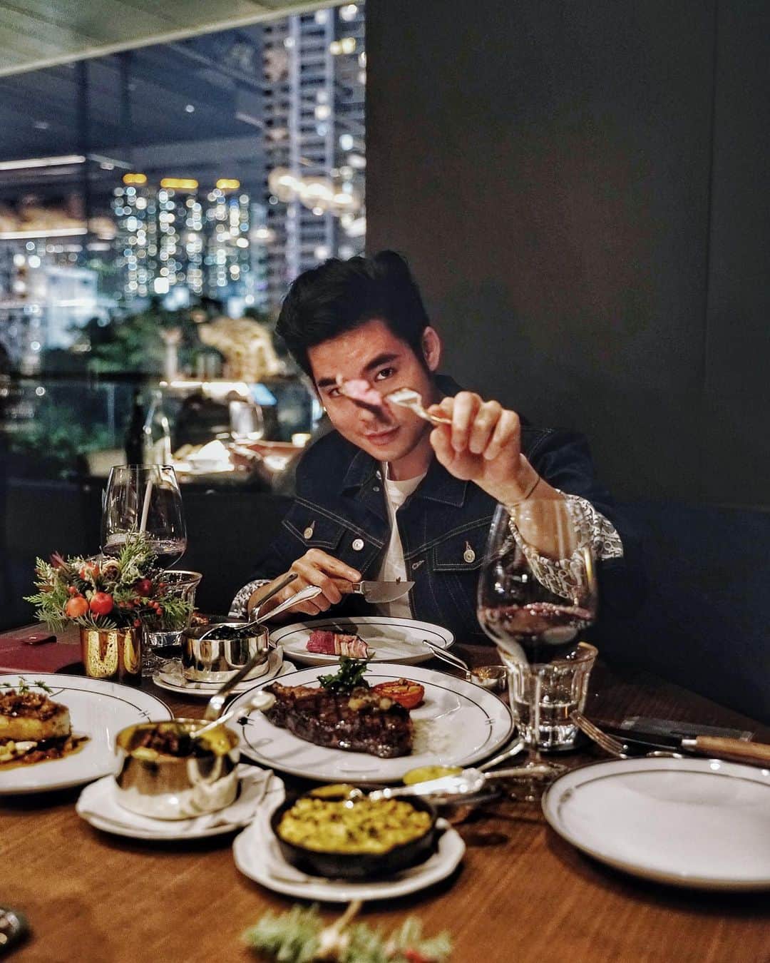 Christoffer Chengのインスタグラム：「Tried out their new Christmas menu and I ate sooooo much!! Well that’s gonna happen quite a lot in December. Have you planned/booked your special Christmas dinner venue yet? 🥰🥰🎄🎄@rosewoodhk #rwjourneys #themagicofchristmas」