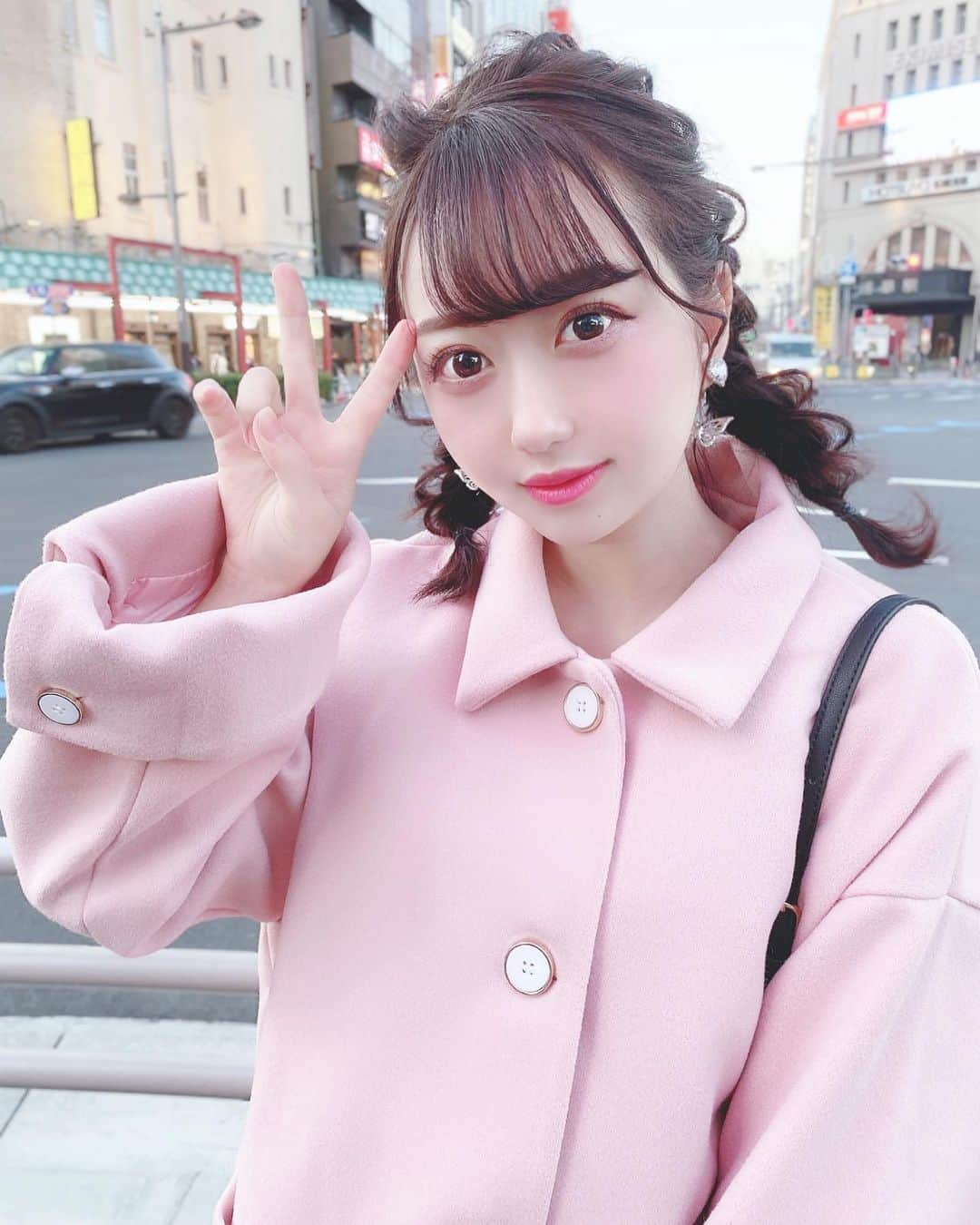 のインスタグラム：「今日も1日お疲れ様です🥰  最近のお仕事終わりの楽しみは ネトフリで韓国ドラマみること❣️  お風呂の中でもみてリフレッシュ してます〜〜👼  趣味とかあれば教えてください🐱 移動中にコメント返します❣️  coat🧥は @kaitlyn__jp  さん💗」