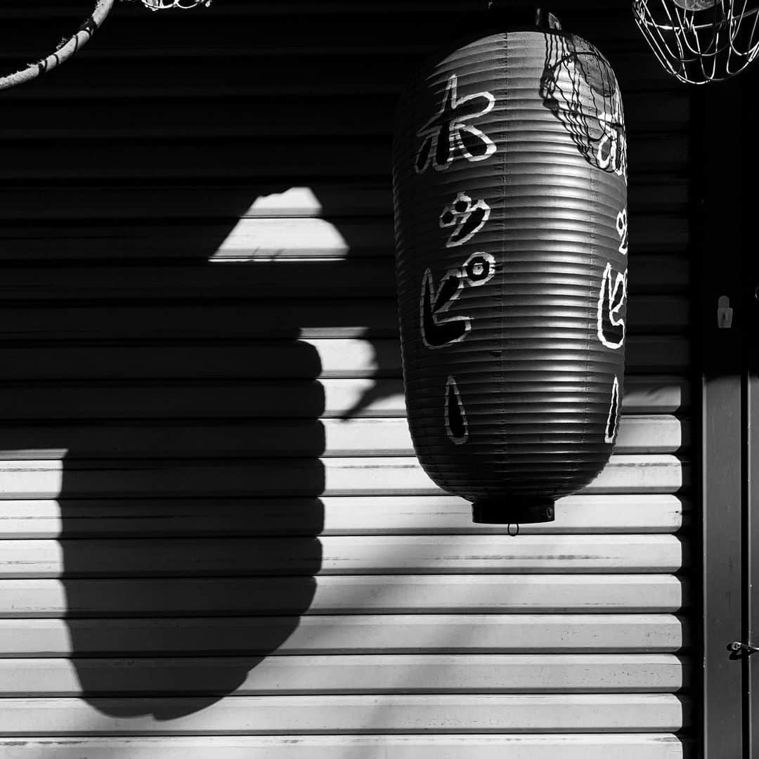 naotakeのインスタグラム：「ちょうちん - A paper lantern / iPhone XR & Snapseed, 20201119 . . お昼に食べた牛肉、美味しかったなぁ。 . . #spicollective #royalsnappingartists #infamous_family #rsa_main #infinity_photo_cult #2_fineart #jp_gallery_member #jp_gallery_bnw #trb_bnw #wp_bnw  #bnw_life #bnwlife_member #bnw_life_shots #bnw_captures #world_bnw #top_bnw #team_jp_ #team_jp_モノクロ #ig_energy_bw #ig_nihon #streetphotographybnw #igersjp #blackandwhite #bnw #bnwphoto #monochrome #bw #bnwphotography #ShotOniPhone #shotoniphoneXR」