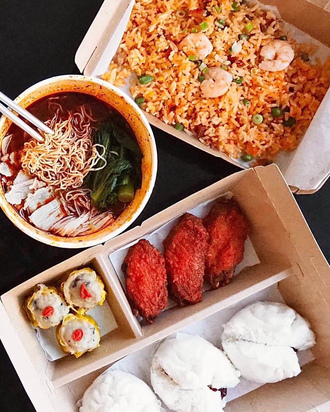 Li Tian の雑貨屋のインスタグラム：「10 new dishes will be launched from 19 Nov @hongkongshengkeedessert in celebration of their 10th anniversary 🎉 Some of those I’ve tried include the Mala Sliced Pork Noodle, Golden Fried Rice and the Prawn Paste Chicken Midwings   Enjoy 10% off your total bill by flashing this social media post with the promo code “I Love Sheng Kee” (Valid from 19 Nov till 30 Dec 2020 at all Hong Kong Sheng Kee Dessert outlets)   Enjoy $2 off with a minimum spend of $10 when you pay with OCBC Pay Anyone™. (Valid from 1 Dec 2020 to 31 May 2021)   • • • #sgeats #singapore #local #best #delicious #food #igsg #sgig #exploresingapore #eat #sgfoodies #gourmet #yummy #yum #sgfood #foodsg #burpple #beautifulcuisines #bonappetit #instagood  #eatlocal  #delicious #sgrestaurant #dimsum #noodles #hongkong #sgpromo #friedrice」