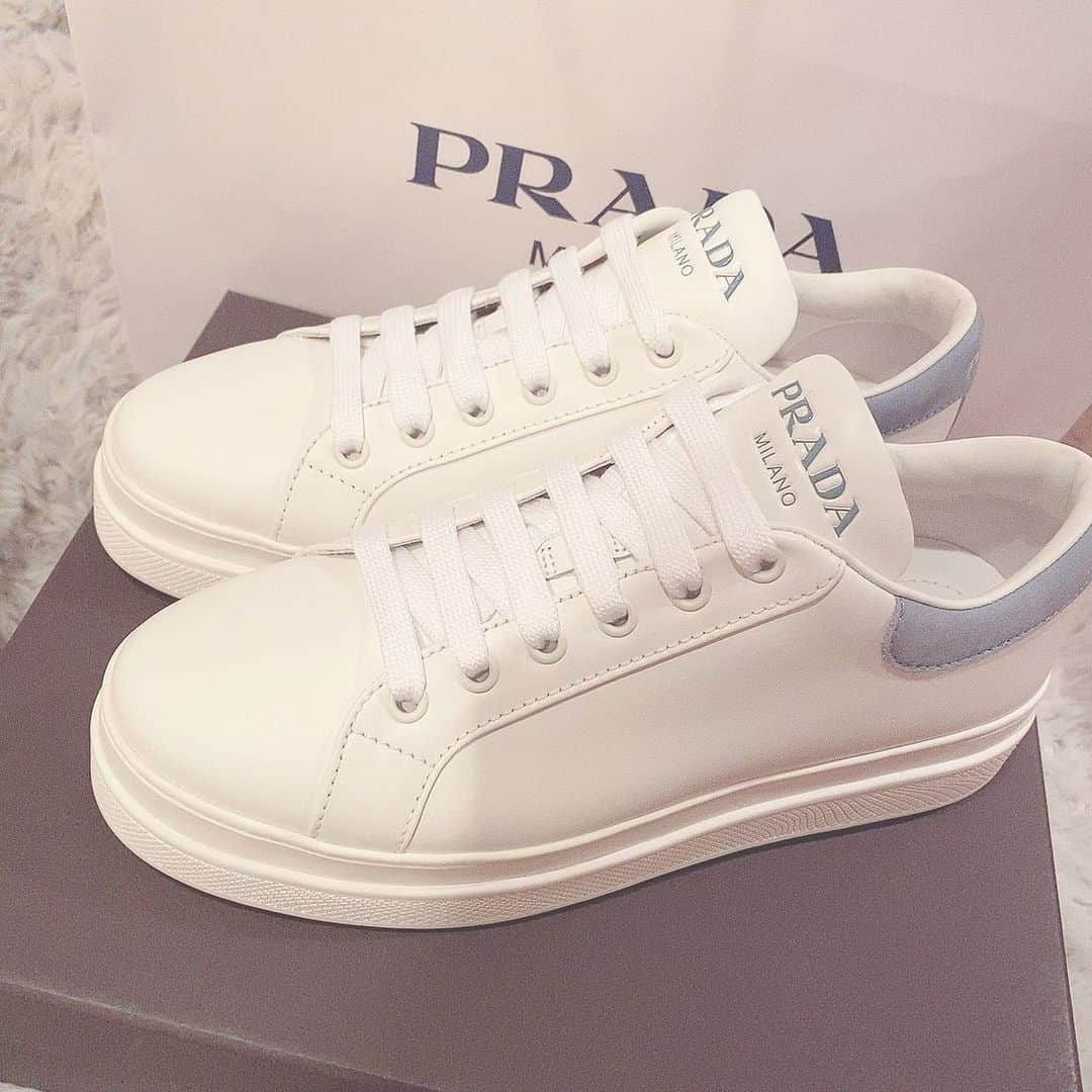 鳥海絢菜のインスタグラム：「・ PRADAのスニーカー🤍 ・ ・ 高いからそんな何個も買えないけどどんなコーディネートにも合いそう🎶 ・ ・ ・ #prada  #shoes #ootd #fashion #blue #スニーカー」