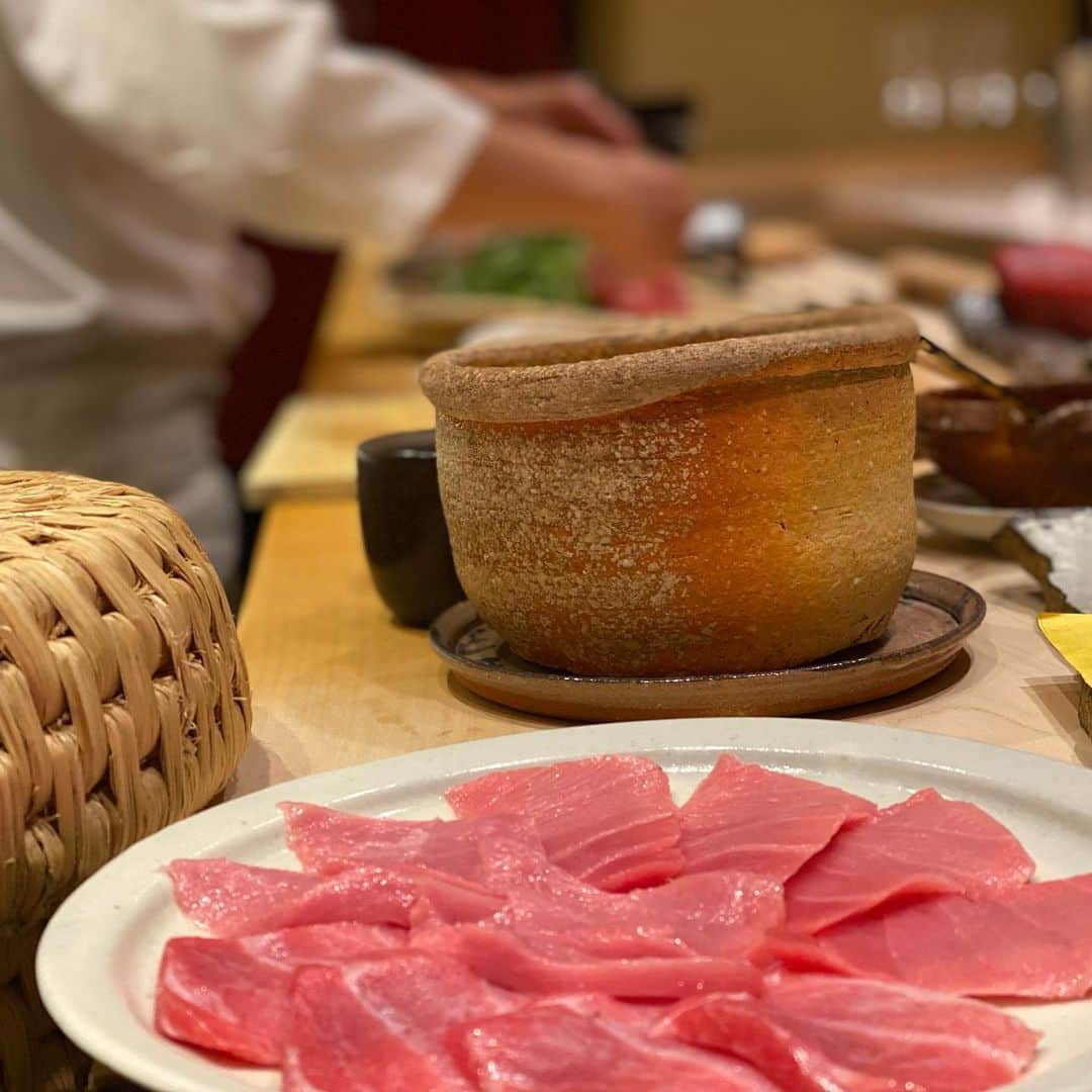横田真一のインスタグラム：「マグロが好きすぎて  #乃南 #ゴルフ上達#ツアープロ#技#スウィング#レッスン #グルメ#男子ゴルフ#男子ツアー#プロ#pga#ゴルフ女子#ゴルフレッスン#横田真一#アプローチ#スイング#レッスンプロ#ゴルフ#ヨコタゴルフベース#ボンサンテヨコタ#東京グルメ#ナチュラルワイン」