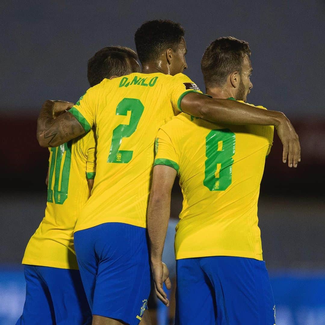 ダニーロ・ルイス・ダ・シウバのインスタグラム：「3 pontos, topo da tabela e a confiança de estar caminhando na direção certa! 🇧🇷💪🏾 #worldcupqualifier #gratitude」
