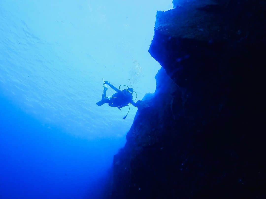 阿部純子さんのインスタグラム写真 - (阿部純子Instagram)「はじめてのひとり旅で、 伊豆大島に来てみましたっ！  ダイビングも。🤿♡  伊豆大島らしい地形のひとつ、 柱状節理の崖で✨🙋‍♀️ 写っているのは、わたしだよ〜！笑☺️  #伊豆大島 #旅日記 #diving #solotravel」11月18日 21時26分 - junkoabe_official