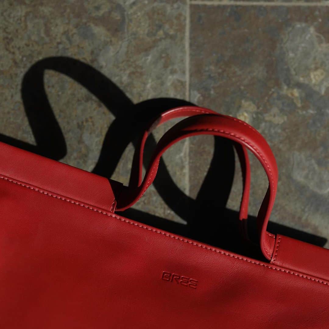のインスタグラム：「Our Pure 9 in a dark red, the perfect color for autumn and winter.   . . .  Photo by @fabianlueck   #breesince1970 #madetomakeadifference #autumnwinter2020 #handbags #leatherbags #purequality #purefashion #sustainablefashion」