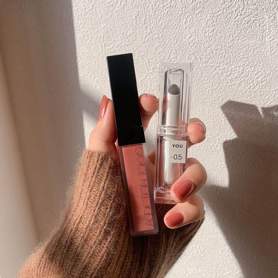 小川陽香のインスタグラム：「最近のリップ事情♡ ㅤ @addictionbeauty_official Copper Cherrywood 002 @uzu_byflowfushi SHEER GRAY -0.5 ㅤ ㅤ ADDICTIONの3度ぬりしたらマスクしても落ちにくくて🥺👍🏻もっと早くGETするべきだった。。 これにUZUのリップ重ねたらちょっと色落ち着いていい感じ♡ 昔使ってたリップも今っぽくなるしこれすごいおすすめ☺️ ㅤ この組み合わせ多め🤍 ネイルの色と似てる～😚♡ ㅤ ㅤ #cosme #make #lip #lipstick #addiction #uzu #アディクション #リップ #コスメ #メイク #お気に入りコスメ」