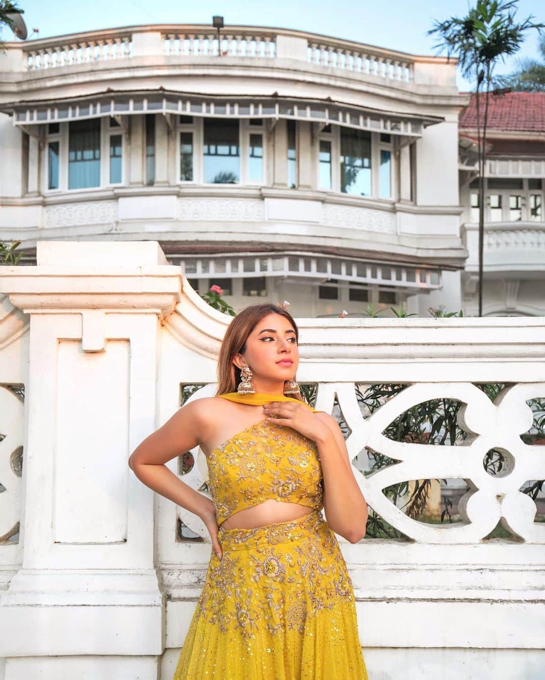 Aashna Shroffさんのインスタグラム写真 - (Aashna ShroffInstagram)「Feeling golden ✨  Golden hour in @shlokakhialaniofficial’s festive 2021 collection ‘Imperium’. Love how flattering the one shoulder is, and how gorgeous is that colour?!😍」11月18日 21時28分 - aashnashroff