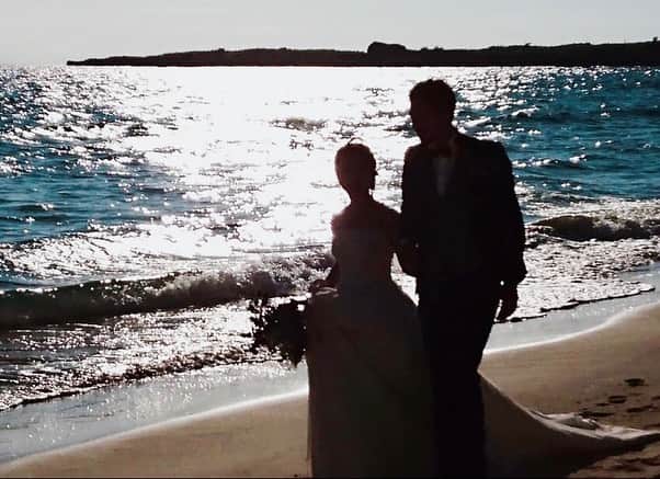 埜藤理恵のインスタグラム：「11月18日 宮古島の結婚式から丸2年 もう2年も前か〜!!としみじみ。 今でも本当にいい日だったな〜♡と感じる✨﻿ ﻿ 実は、の話。 宮古島に滞在する4日間すべて﻿ 結婚式の日の前日から﻿ 雨予報で﻿ 宮古島についた時は﻿ 豪雨で車で前が見えないくらいでした🚗笑﻿ ﻿ 式当日は80%☂️と言われていて﻿ 式場の方も、もうガーデンパーティーは﻿ できない方向で室内かもしれないと言われ、﻿ ショックなのはもちろん﻿ 来てもらった友達に申し訳なさすぎて、、﻿ ﻿ でも私のいつものお決まりの﻿ 強運の私なら絶対大丈夫だ！と﻿ よくわからない自信と(笑)﻿ てるてる坊主も3つぐらい作ってお祈り🙏🏻🙏🏻👰﻿ ﻿ ﻿ そしたら、結婚式の当日だけ﻿ 朝から起きた瞬間から雲ひとつない﻿ カンカン照りで﻿ 夜まで一粒も雨が降らず﻿ サンセットも綺麗に見れて﻿ 神様が私たちを見守ってくれてるんだ。﻿ 奇跡って本当に起きるんだって﻿ 実感した一日でした✨✨﻿ ﻿ いつもなにをするにも﻿ マイナスに考えず﻿ プラスの気持ちでいると﻿ いろんなことが﻿ 全ていい方向に繋がるんだと﻿ 身に染みて感じた一日✨﻿ ﻿ 式に来てくれたお友達や﻿ 仕事仲間やスタッフも﻿ 相変わらずそばにいてくれて﻿ 大切なものを変わらず﻿ 大切に想ってくれたり﻿ 大切にできていることも幸せを感じる✨☺️﻿ ﻿ そして仕事が大好きな私を﻿ 結婚当初から変わらず全力で﻿ 応援してくれている旦那さんに感謝👨🏽‍🦱♡﻿ ﻿ ﻿ 長々となりましたが﻿ たまにはこうゆうのも....🙏🏻🥰﻿ ﻿ ﻿ パーティーの会場は﻿ 紺碧ザ.ヴィラオールスイートさん @konpeki_the_villa_all_suite  とても素敵なホテルです✨﻿ コロナが落ち着いたらまた行きたいな♪﻿ ﻿ ﻿#宮古島ウェディング ﻿」