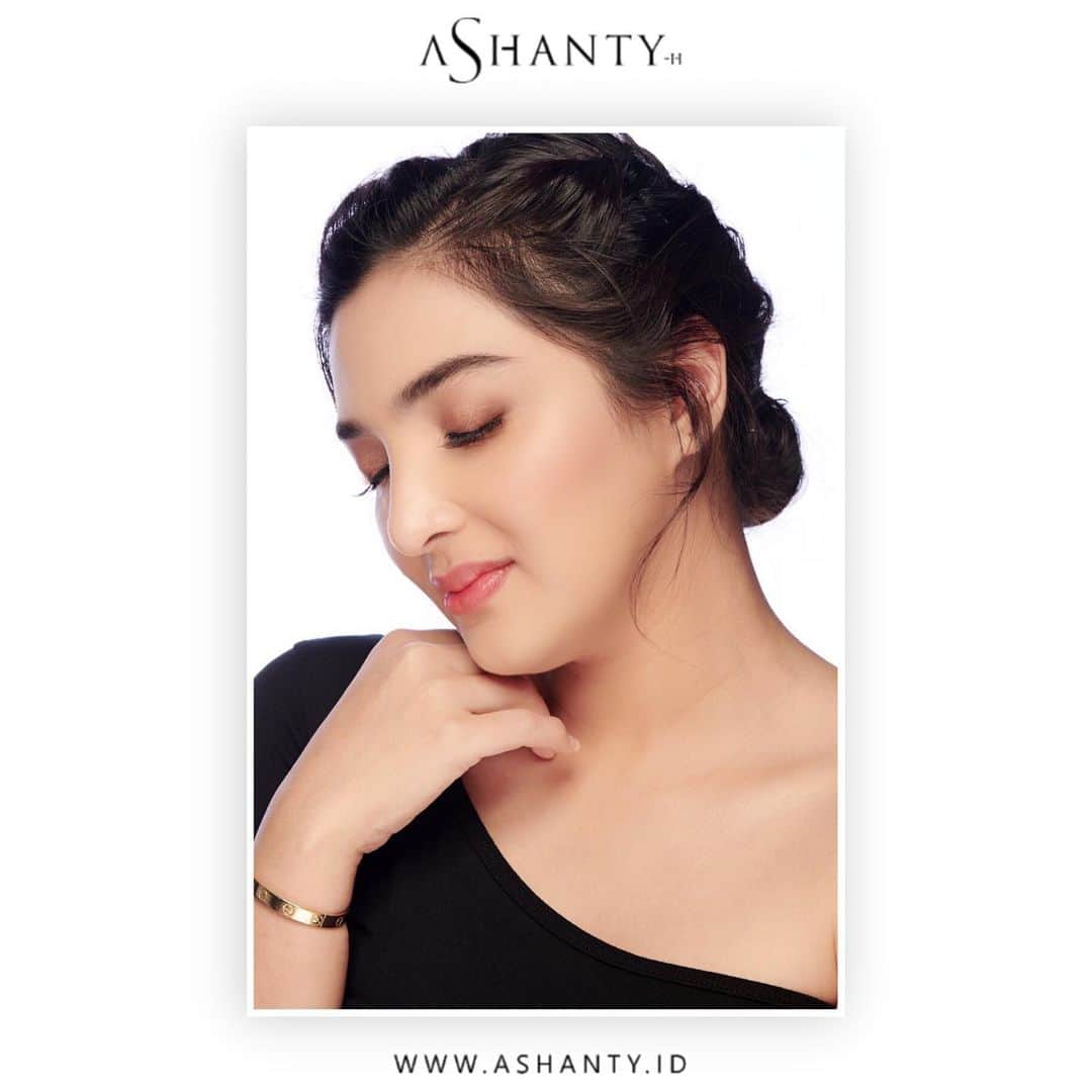 ASHANTY BEAUTY CREAM OFFICIALのインスタグラム：「Miliki kulit sehat dan cerah menggunakan rangkaian cream series by @ashantyid 🖤  Pilih cream sesuai dengan kondisi kulit wajahmu lakukan konsultasi gratis dengan admin kami, kamu bisa langsung click link yang sudah tertera di bio ig untuk pemesanan dan konsultasi 🌸🛍」