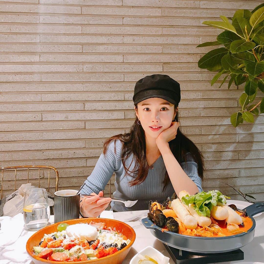 リンジさんのインスタグラム写真 - (リンジInstagram)「아무도 없을 때 밥 먹으며 찰칵📸#오늘아님 #thankyou#deliciousfood#daily#dailylook」11月18日 21時34分 - linzy_minji