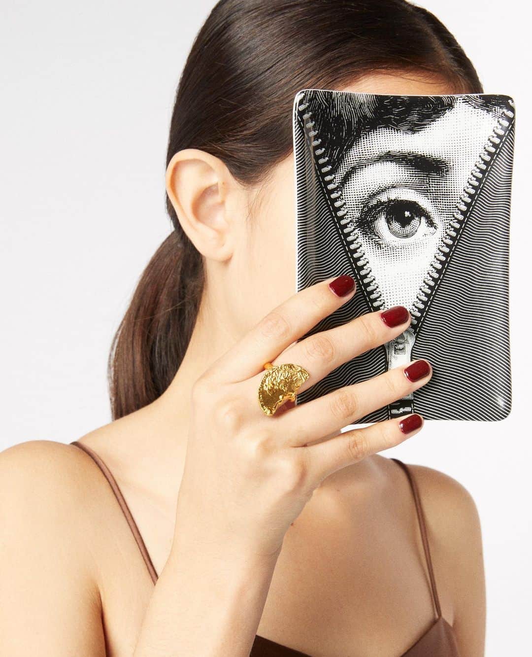 Harrodsのインスタグラム：「Beauty is in the eye of the beholder – and we’re utterly enraptured by the latest variations on @FornasettiOfficial’s iconic Tema e Variazioni series. Starring the enigmatic gaze of the brand’s muse Lina Cavalieri, typically whimsical pieces will appeal to the #Fornasetti faithful and new fans alike.   #Harrods #HarrodsFashion   Shop the store through our remote Personal Shopping service (previously known as Virtual Concierge), or shop online at harrods.com.」