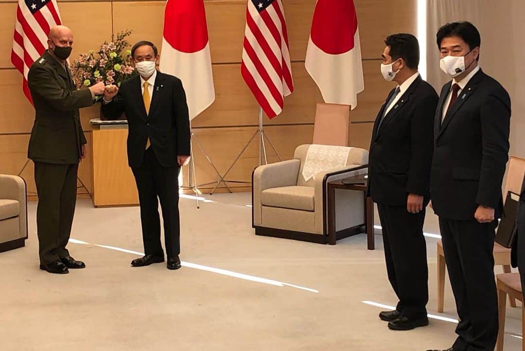 木原稔のインスタグラム：「バーガー米軍海兵隊総司令官が官邸を表敬。くまモンマスクを着用してお出迎え！」
