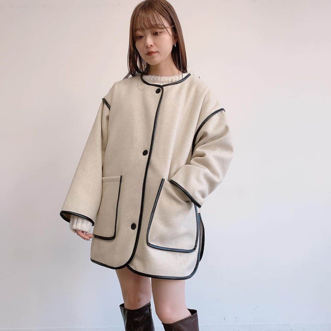 Vannie Officialのインスタグラム：「⠀ 【VANNIE U　ノーカラーパイピングショートコート 】5,000+tax  ⠀ 《styling》 着るだけでトレンド感UPのパイピングショートコート♡ ショート丈なのでロング丈のスカートやボリュームワンピースなどどんなボトムスでもスッキリまとまります♪ ショートパンツやロングパンツでカジュアルに合わせるのもオススメ◎  ⠀ 《detail》 裏地は中綿入りのキルティングになっているので、真冬も暖かくお召しいただけます！ ボリュームTOPSを中に着てもぐずらないゆとりのあるアームホールと抜け感のあるオーバーサイズが魅力。 ノーカラーでハイネックやフードもINしやすいデザインに。 タートルネックのニットやボリュームストール合わせもオススメ♡  《fabric》 暖かみのあるなめらかなウールタッチの素材使用　 ⠀ ⠀ ⠀ #vannie_u#ヴァニーユー #ZOZOでしか買えない⠀⠀  お問い合わせはDMまでご連絡ください‪‪☺︎‬」