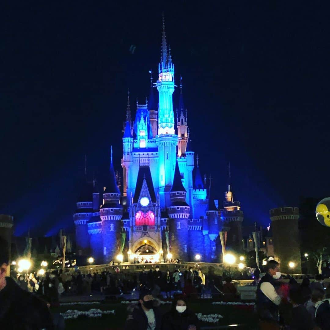 井原早紀のインスタグラム：「1年ぶりのディズニーランド✨  乗り物も大体15〜20分で乗れてよかった！（前回は待ち時間に疲れて、14時に退散）  抽選に当たって、ミニーちゃんにも会えました🐭ベイマックスも乗れたよ。息子は怖かったみたい😅  那須旅行とディズニーで、楽しい家族時間を過ごせました〜♩  #ディズニーランド#ディズニー#ベイマックス#国内旅行#男の子ママ#子育て#兄弟ママ」