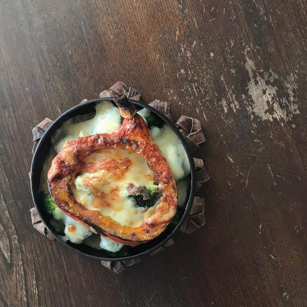 kanaさんのインスタグラム写真 - (kanaInstagram)「お野菜便  フードカルチャールネサンス  #打木赤皮甘栗かぼちゃ と ブロッコリー ホワイトソースと ラクレットチーズでグラタンに やわらかな皮ごと戴きました  しゃぶしゃぶ用の薄切り豚ロース かぼちゃに巻いて 此方はバルサミコ醤油で  #伏見甘長とうがらし #紫とうがらし の方は さっぱりと塩胡椒で 美味しく戴きました  #フードカルチャールネサンス #七十二の季節を彩る定期便  #成田理俊 #kegoya  #一柳京子」11月18日 21時41分 - vanillabeansbouquets
