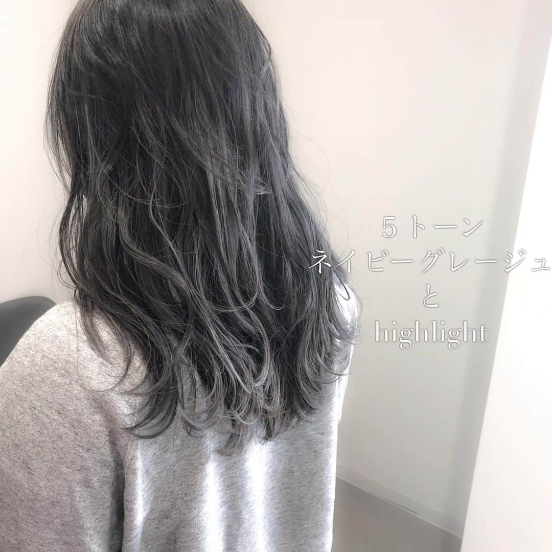 ハナフサユウスケのインスタグラム：「オトナのグレージュ♪ ＊ ＊ 光が射す時の 透け感ー ＊ ＊ #hairarrange#アレンジ#ヘアアレンジ#ヘアセット#美容室#美容師#姫路#岡山#赤穂#赤穂市#簡単アレンジ#ヘアアレンジ動画#セルフアレンジ#インナーカラー#バレイヤージュ#サロンモデル#サロモ#撮影#ハイライト#グラデーション#外国人風カラー#グレージュ#シルバーアッシュ#グレーアッシュ#ブリーチ#美容学生#デニムカラー#ブルージュ#ネイビーカラー#ネイルデザイン」