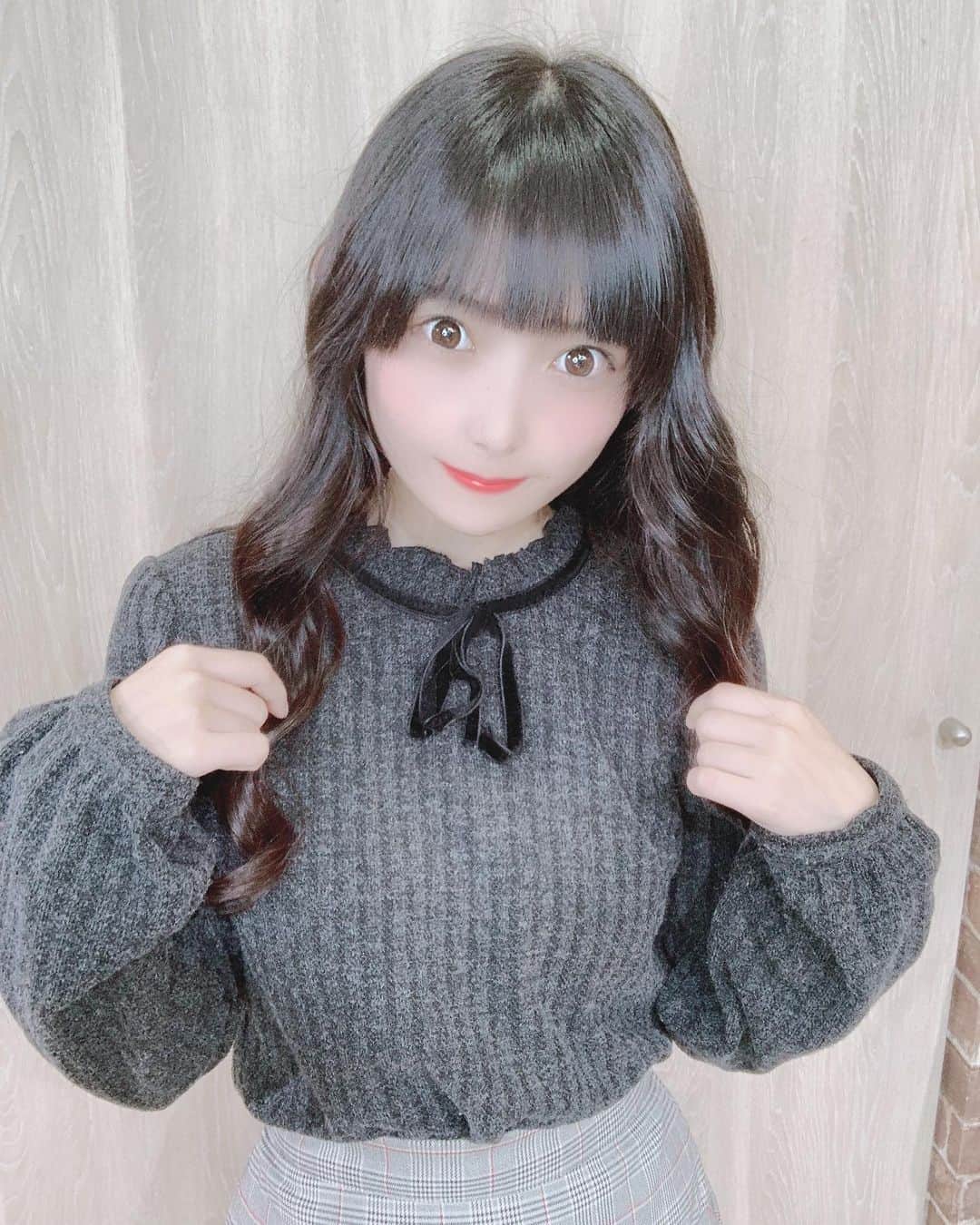 のインスタグラム：「美容院で髪をきれいにしてもらいました🤍 ⑅⑅ 自分じゃ巻けないから巻き巻きしてもらった🥺💭  #ラピステラス #美容院 #髪質改善 #超音波トリートメント #渋谷 #アイドル」